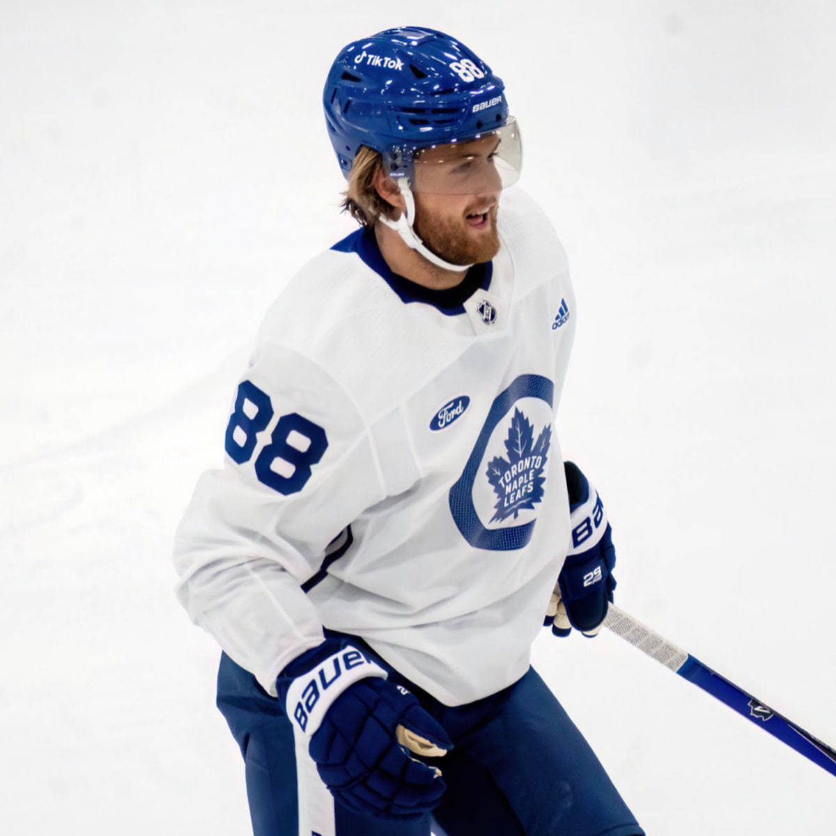 hockey 桌布 壁紙 — 一名身穿多倫多楓葉隊球衣、號碼88的冰球運動員在比賽期間在冰上滑行。