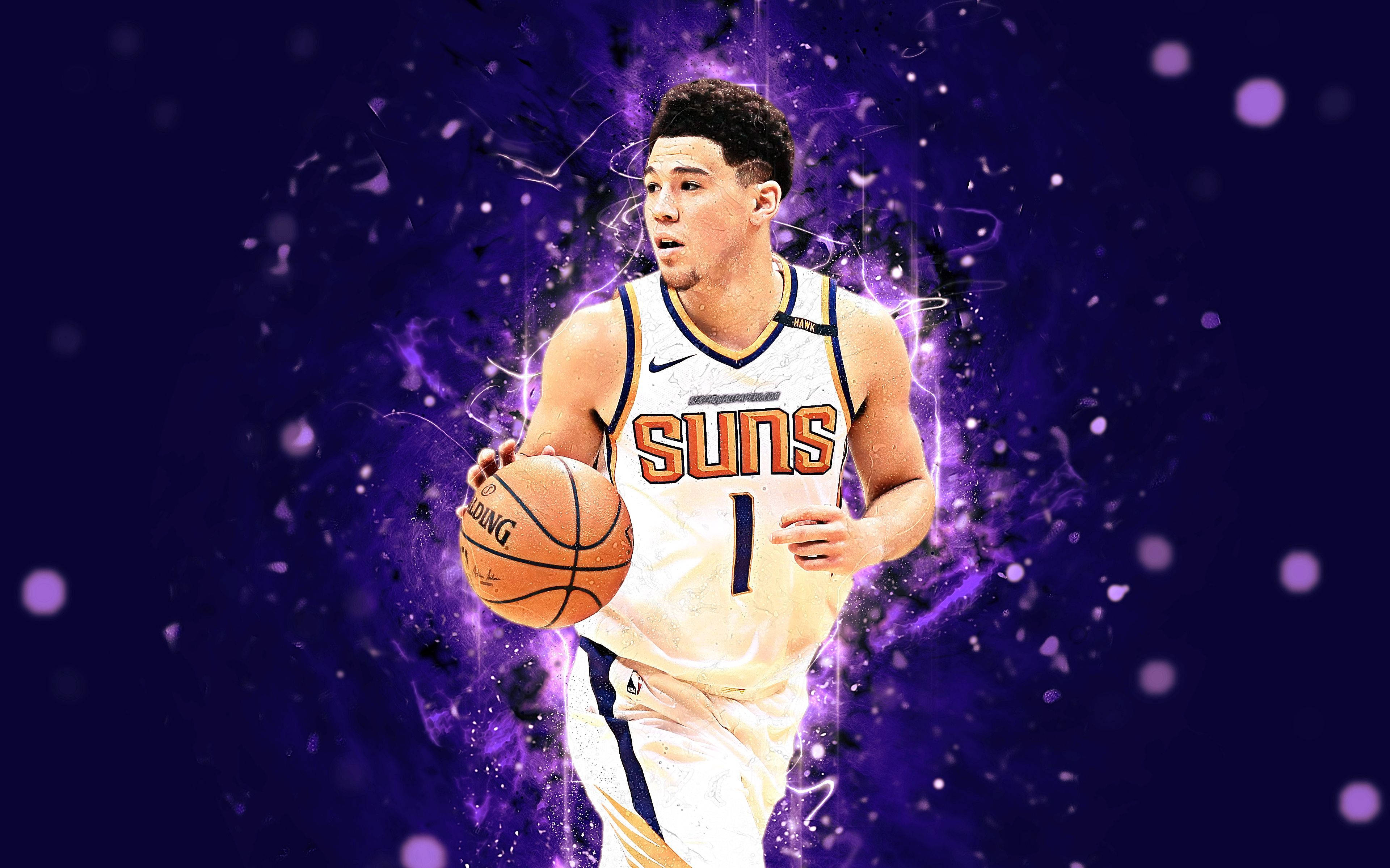 Devin Booker 桌布 壁紙 — 一名身穿太陽隊球衣的籃球運動員在黑暗背景下，於電光紫色能量爆發中運球。