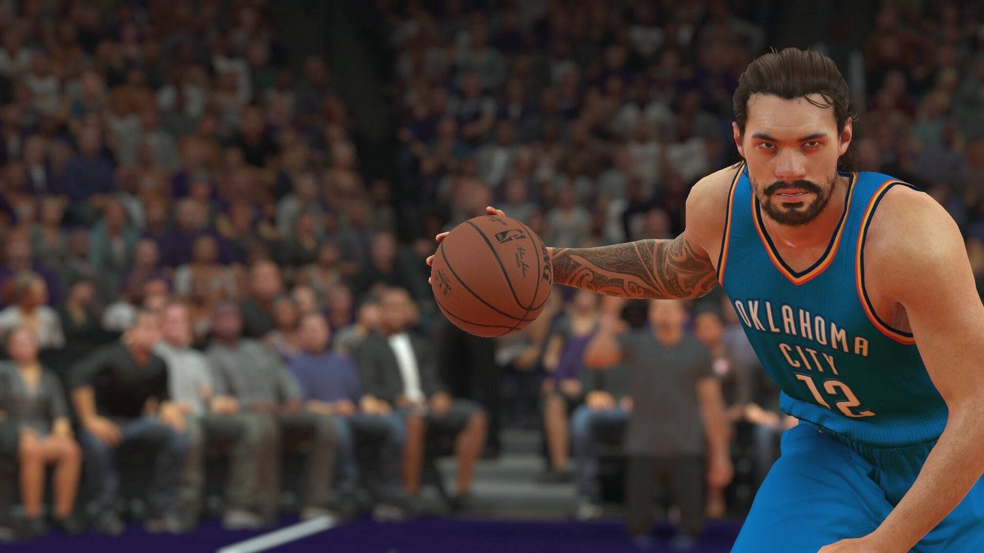 Steven Adams 桌布 壁紙 — 一名身穿奧克拉荷馬城球衣的籃球運動員在比賽中，背景是擠滿的人群，激烈地運球。