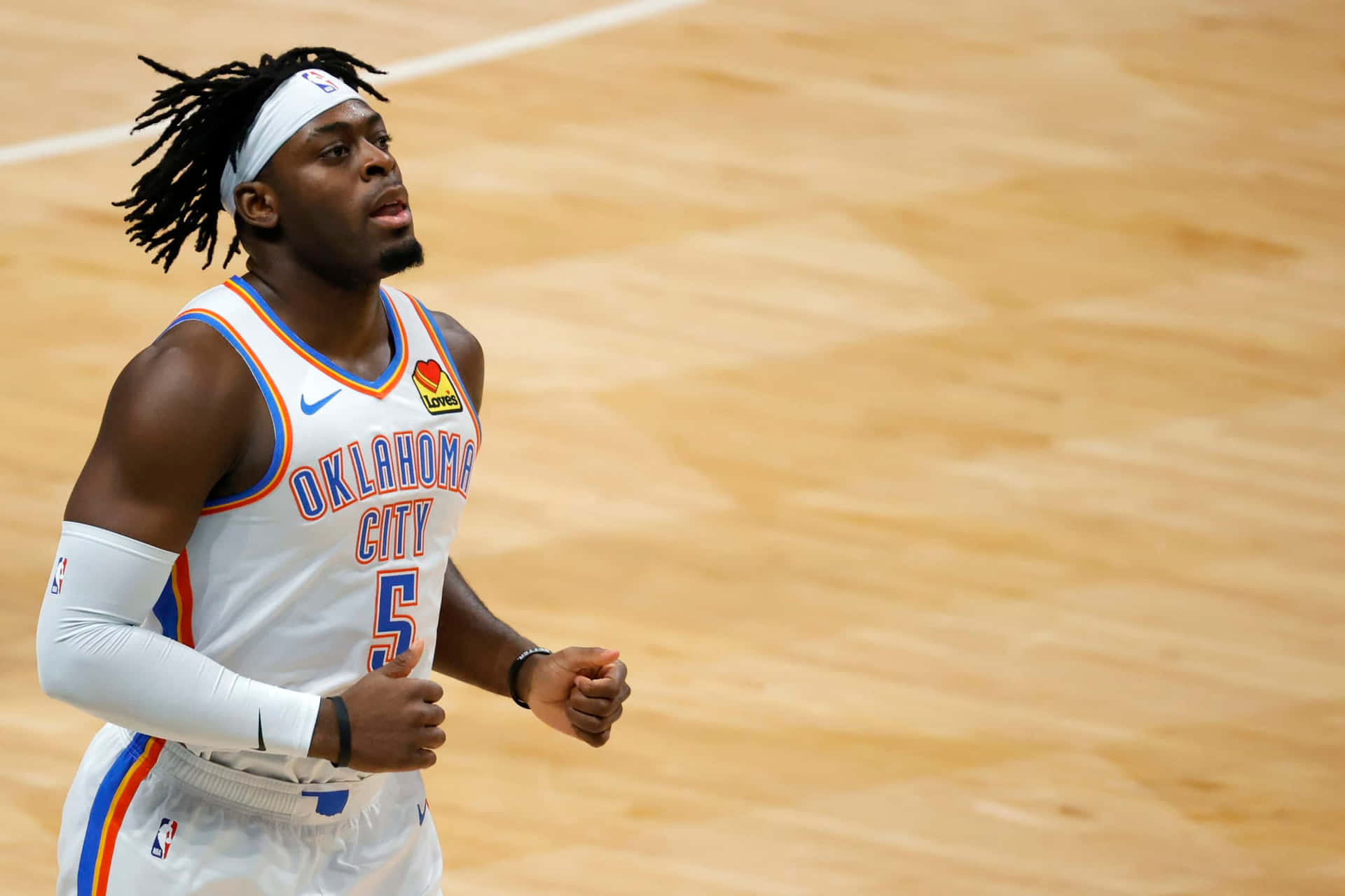 身穿奧克拉荷馬城球衣的籃球運動員在比賽中奔跑。 — NBA 壁紙