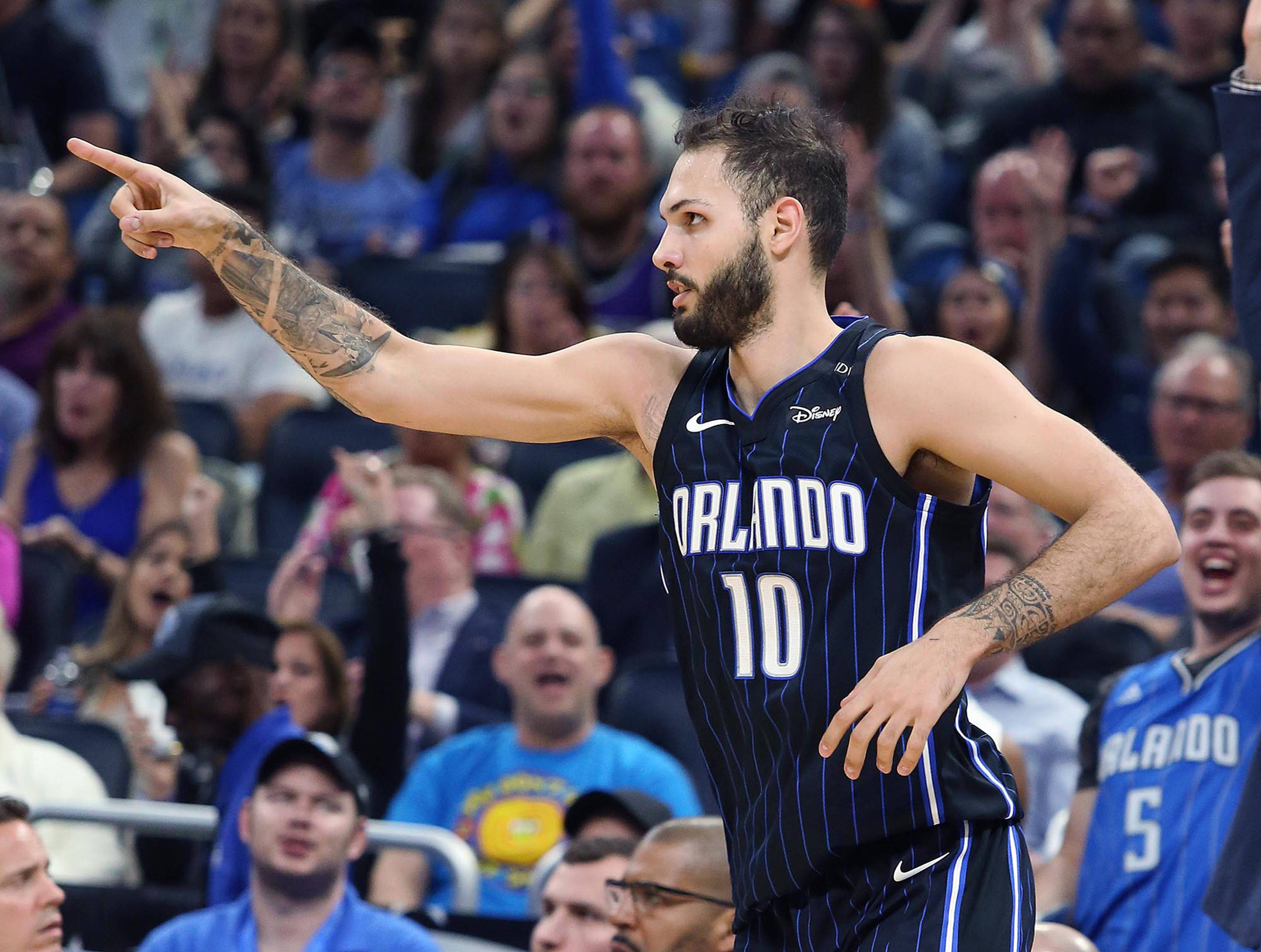 NBA 桌布 壁紙 — 一名身穿奧蘭多球衣的籃球運動員在比賽中用力指向某處，身後是興奮的人群。