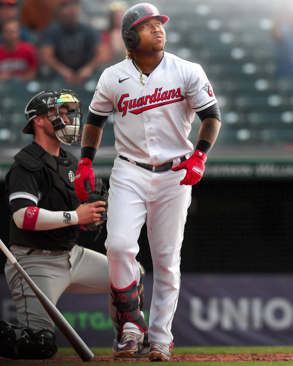 Jose Ramirez 桌布 壁紙 — 一名身穿守護者隊球衣的棒球選手在本壘板前，身後有捕手和裁判。