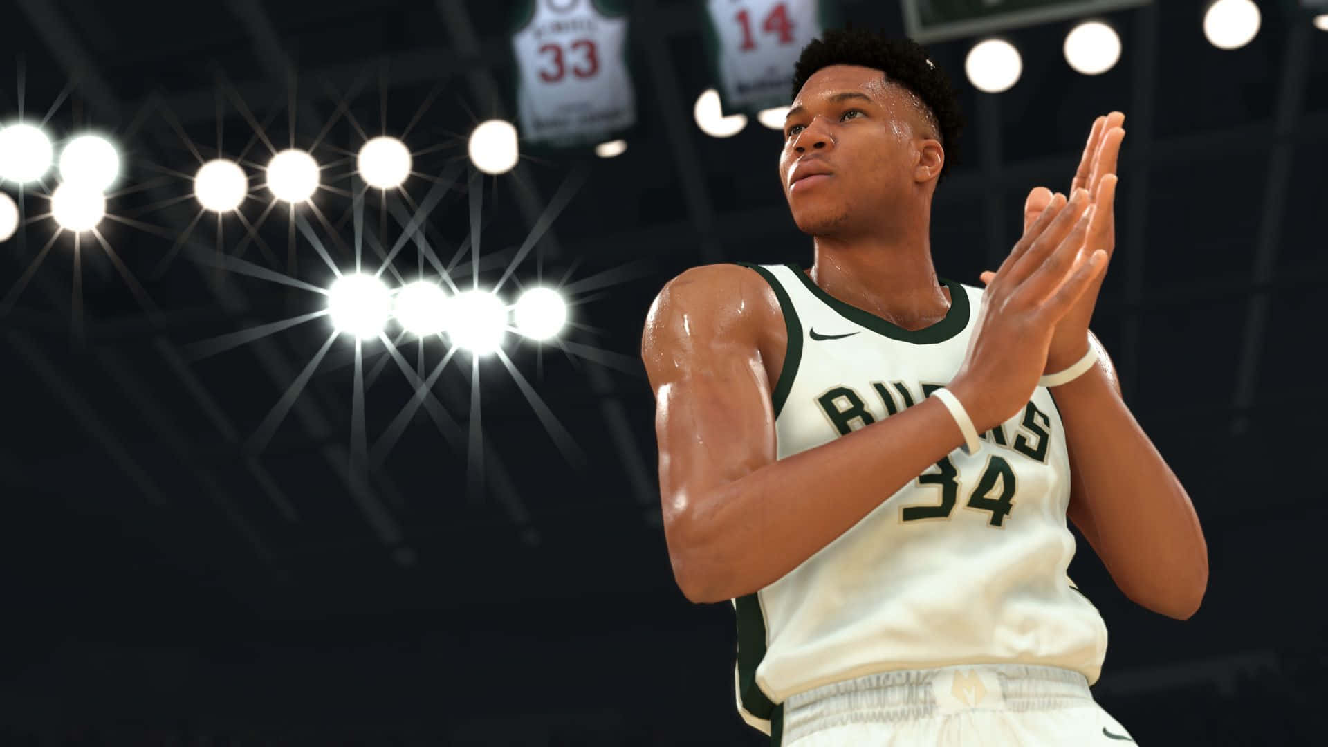 NBA 2k20 桌布 壁紙 — 一名身穿密爾瓦基公鹿隊球衣的籃球運動員在比賽期間於明亮的場館燈光下鼓掌。
