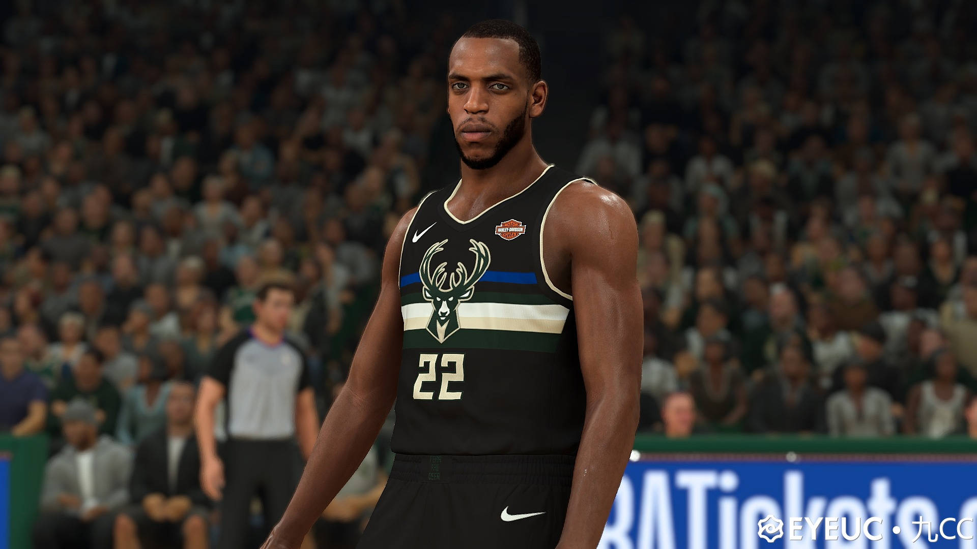 Khris Middleton 桌布 壁紙 — 一名身穿密爾瓦基公鹿隊球衣的籃球運動員專注地站在球場上，身後是模糊的人群。