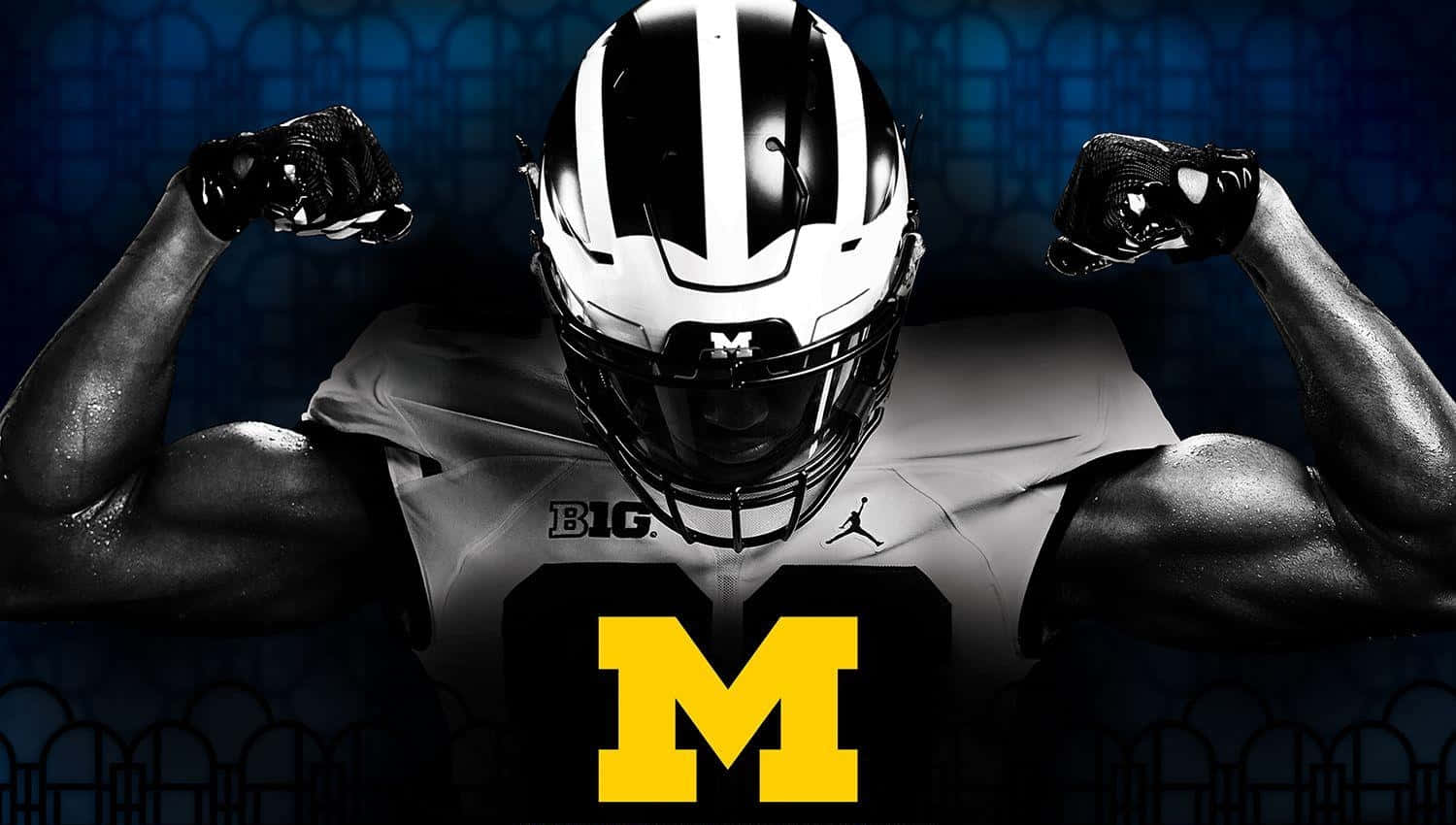 Michigan Football 桌布 壁紙 — 一名身穿密西根隊服的美式足球員在深藍色圖案背景前強力地展示肌肉。