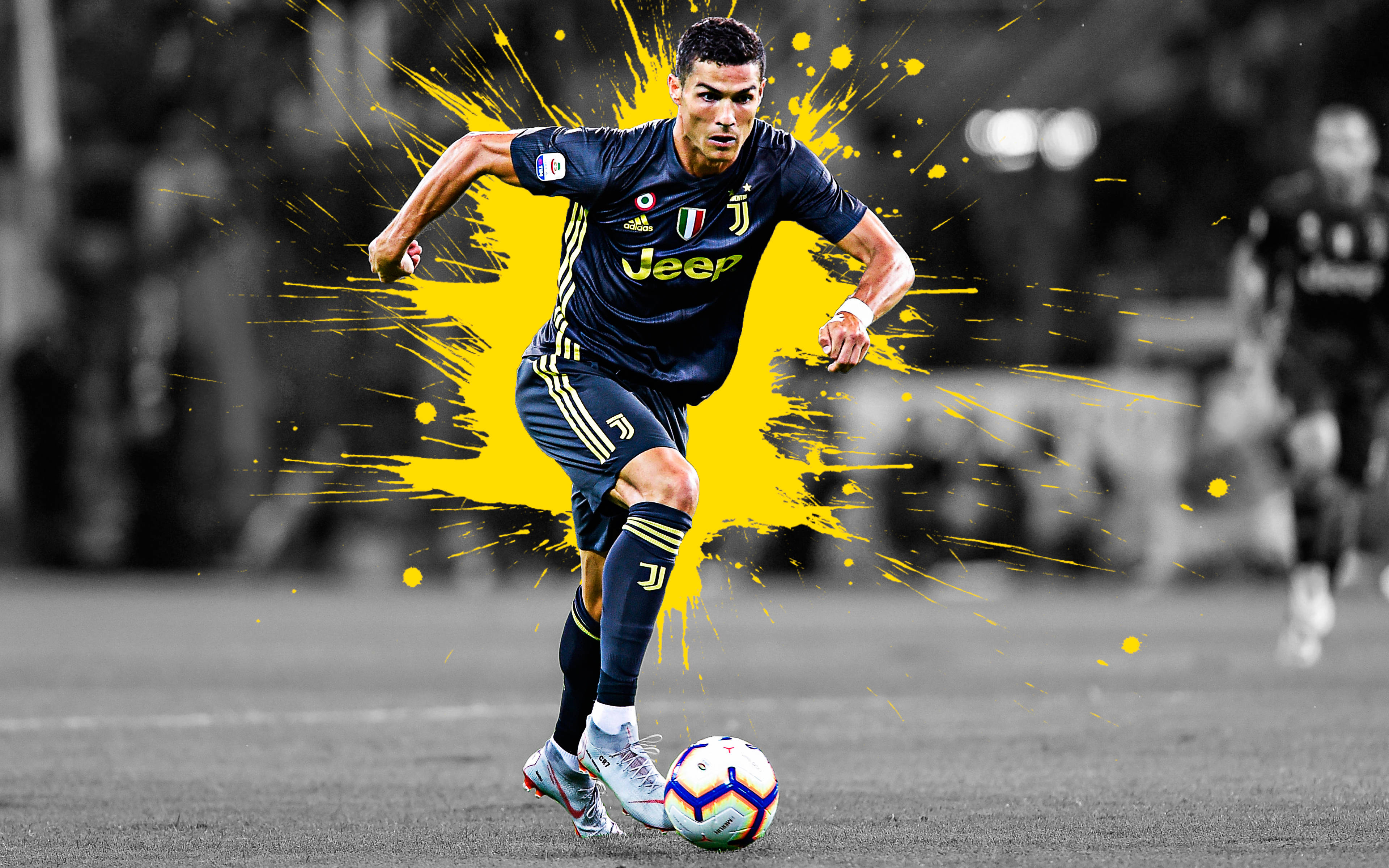 Ronaldo 桌布 壁紙 — 一名身穿尤文圖斯球衣的足球員，在黑白球場背景下，以動態黃色潑濺效果運球。