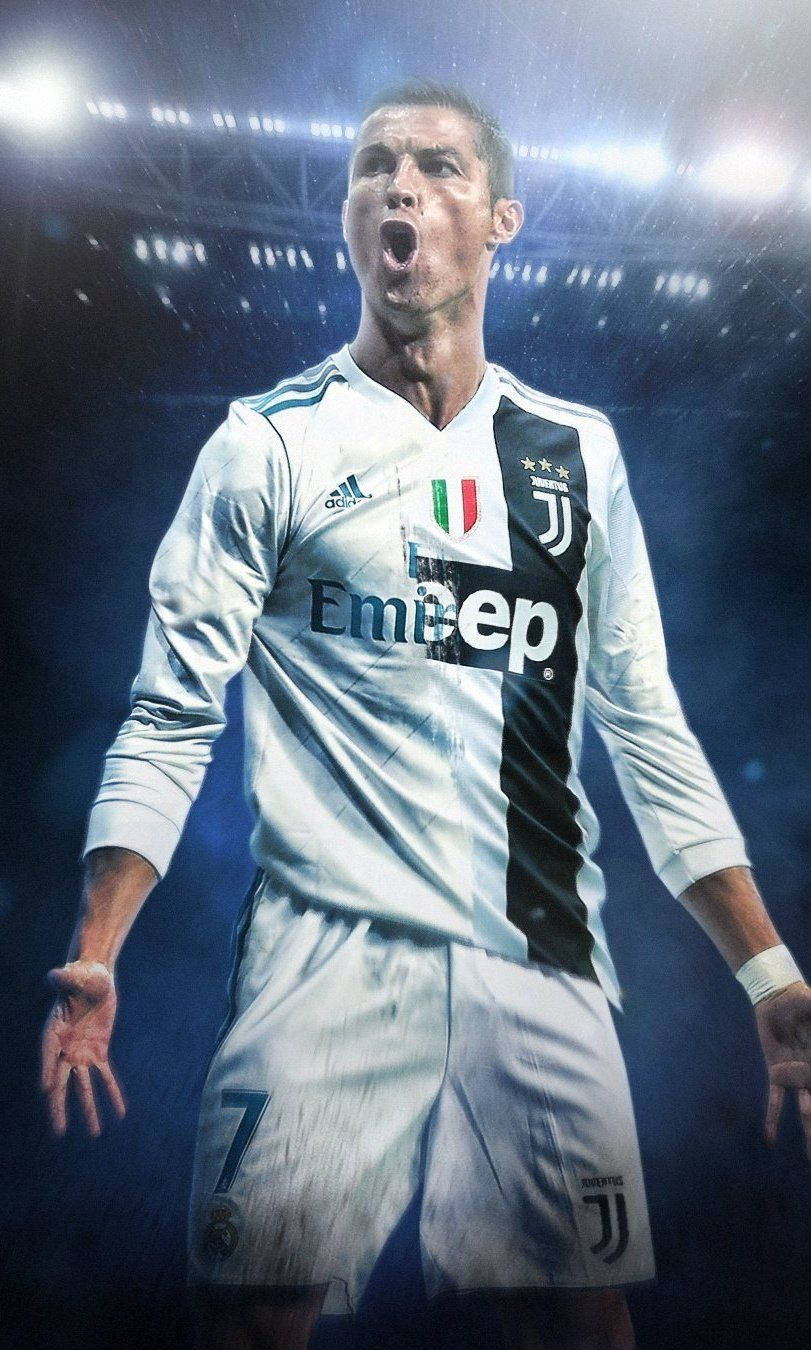 Ronaldo 桌布 壁紙 — 一名身穿尤文圖斯球衣的足球員在球場燈光下，雨水灑落四周，發出勝利的咆哮。