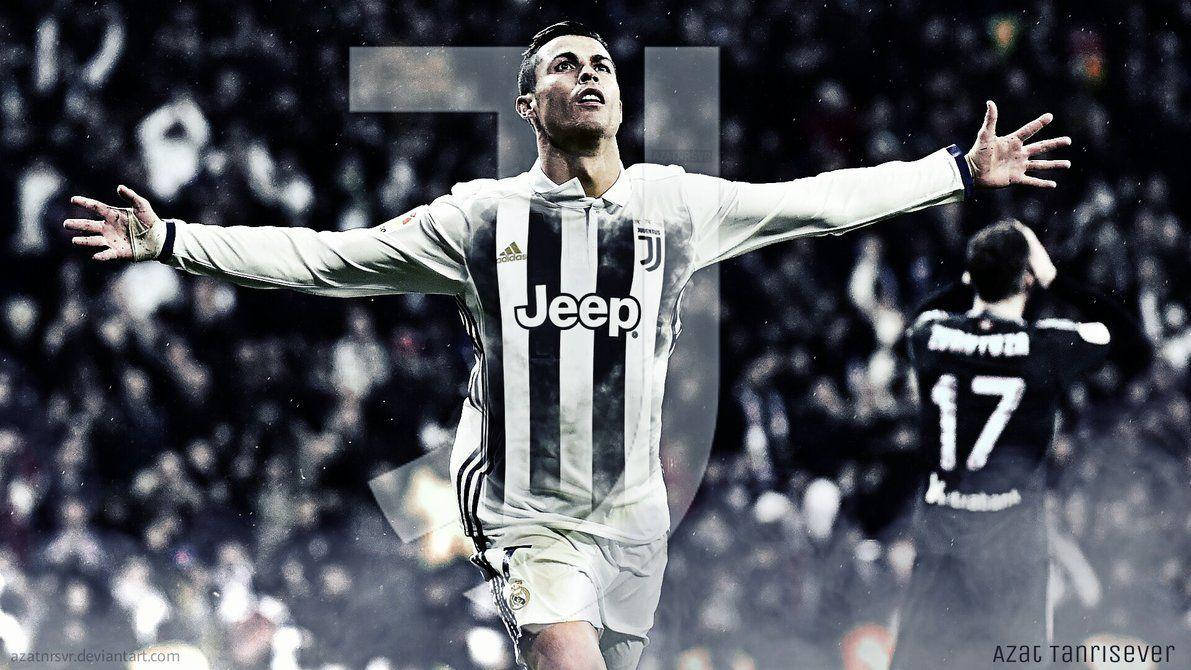 Cr7 桌布 壁紙 — 一名身穿尤文圖斯球衣的足球運動員在雨中的球場上張開雙臂勝利地慶祝。