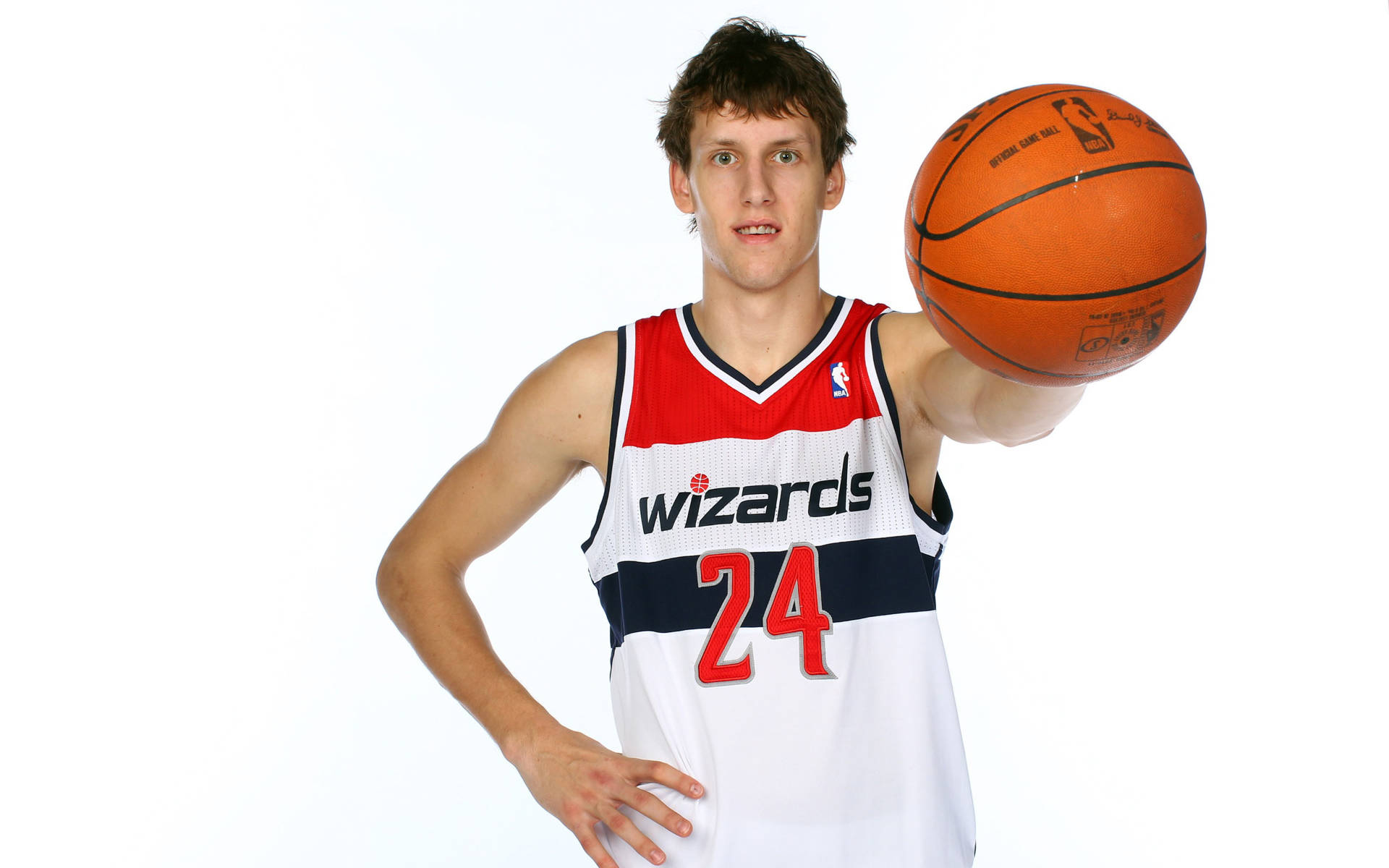 Wizards 桌布 壁紙 — 一名身穿巫師隊球衣的籃球運動員，在純白背景下持球，表情專注。