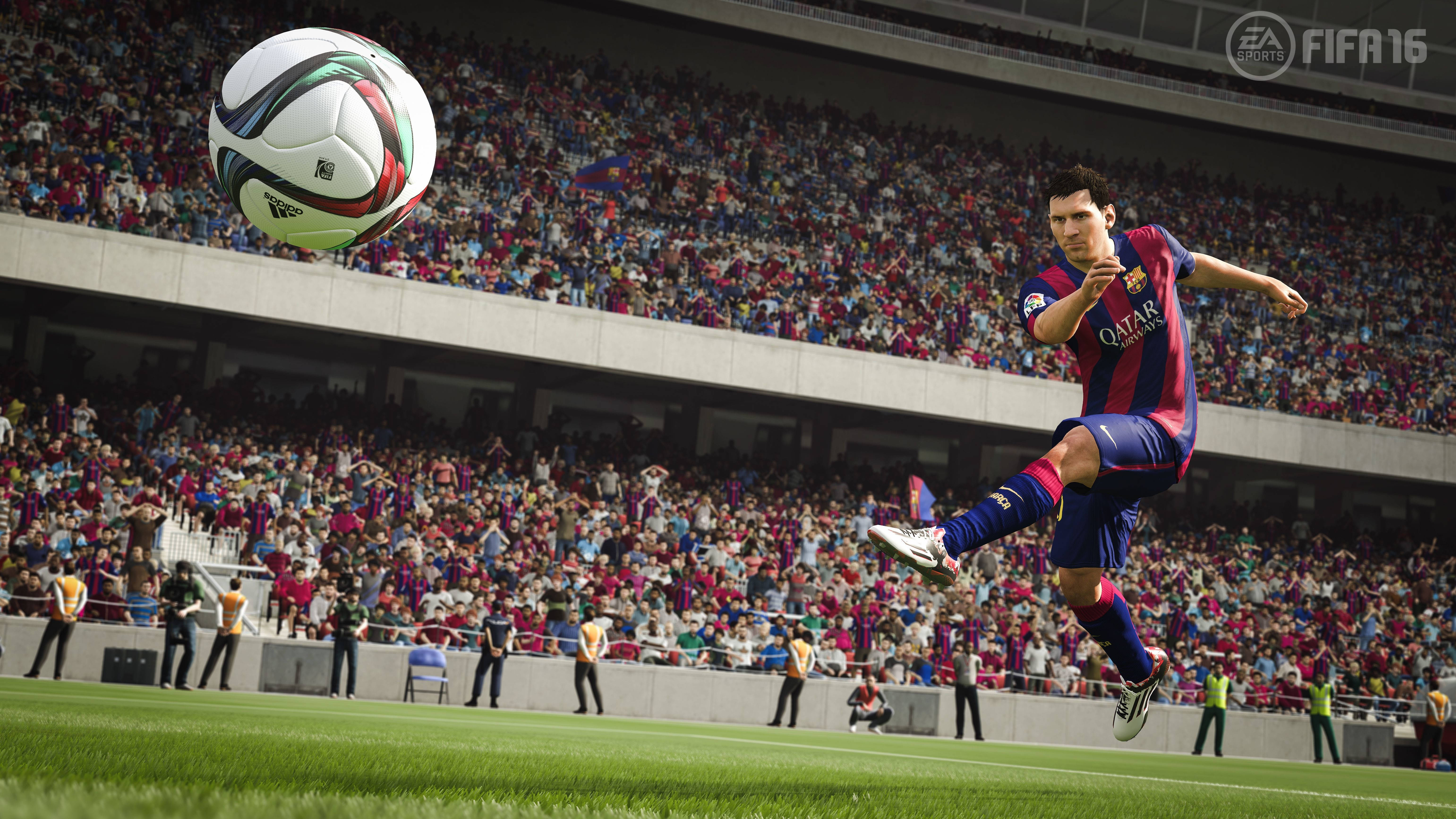 Messi 4K Ultra HD 桌布 壁紙 — 一名身穿巴塞隆納球衣的足球員在陽光明媚的日間比賽中，於座無虛席的球場跳起頂向一個色彩繽紛的足球。