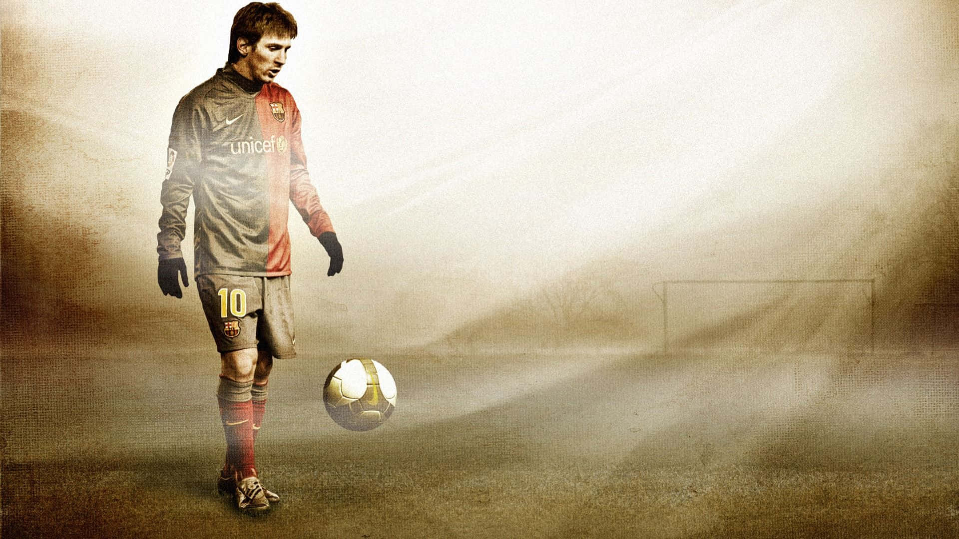 Lionel Messi Cool 桌布 壁紙 — 一名身穿巴塞隆納球衣的足球員獨自站在霧氣瀰漫的球場上，腳邊有球，沐浴在柔和的金色光線中。