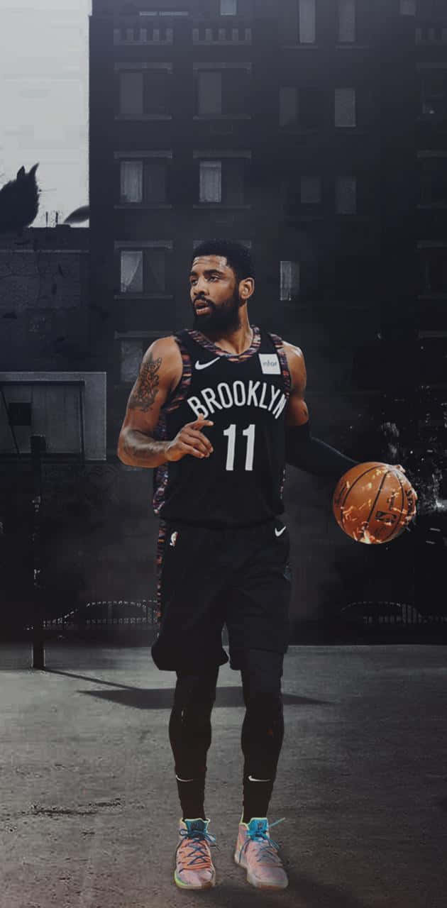 Kyrie Irving Nets 桌布 壁紙 — 一名身穿布魯克林球衣的籃球運動員在一個佈滿灰塵的城市球場上拿著球，背後有煙霧和高樓大廈。