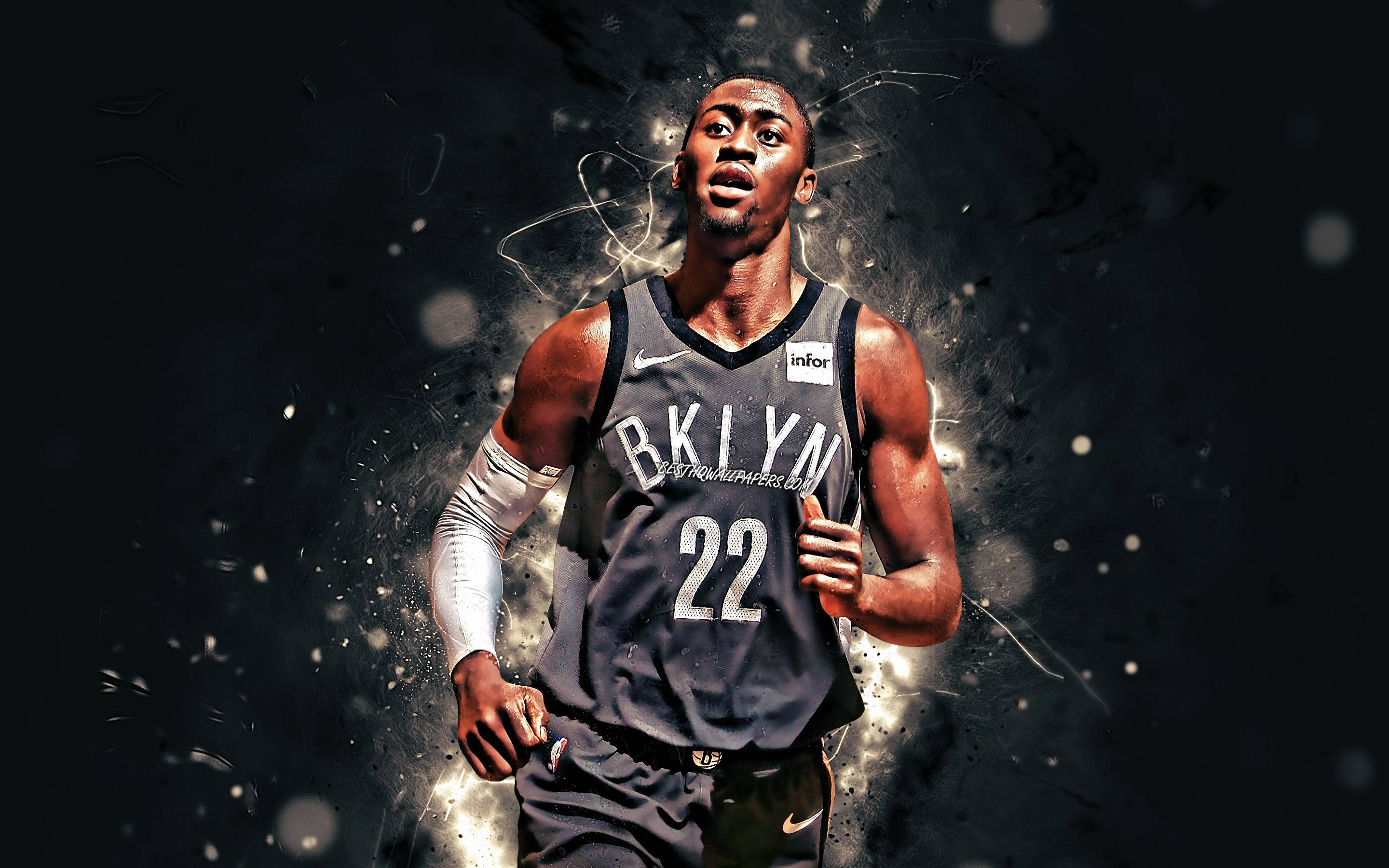 caris levert 桌布 壁紙 — 一名身穿布魯克林球衣的籃球運動員在黑暗背景下向前奔跑，周圍爆發著發光的能量粒子。