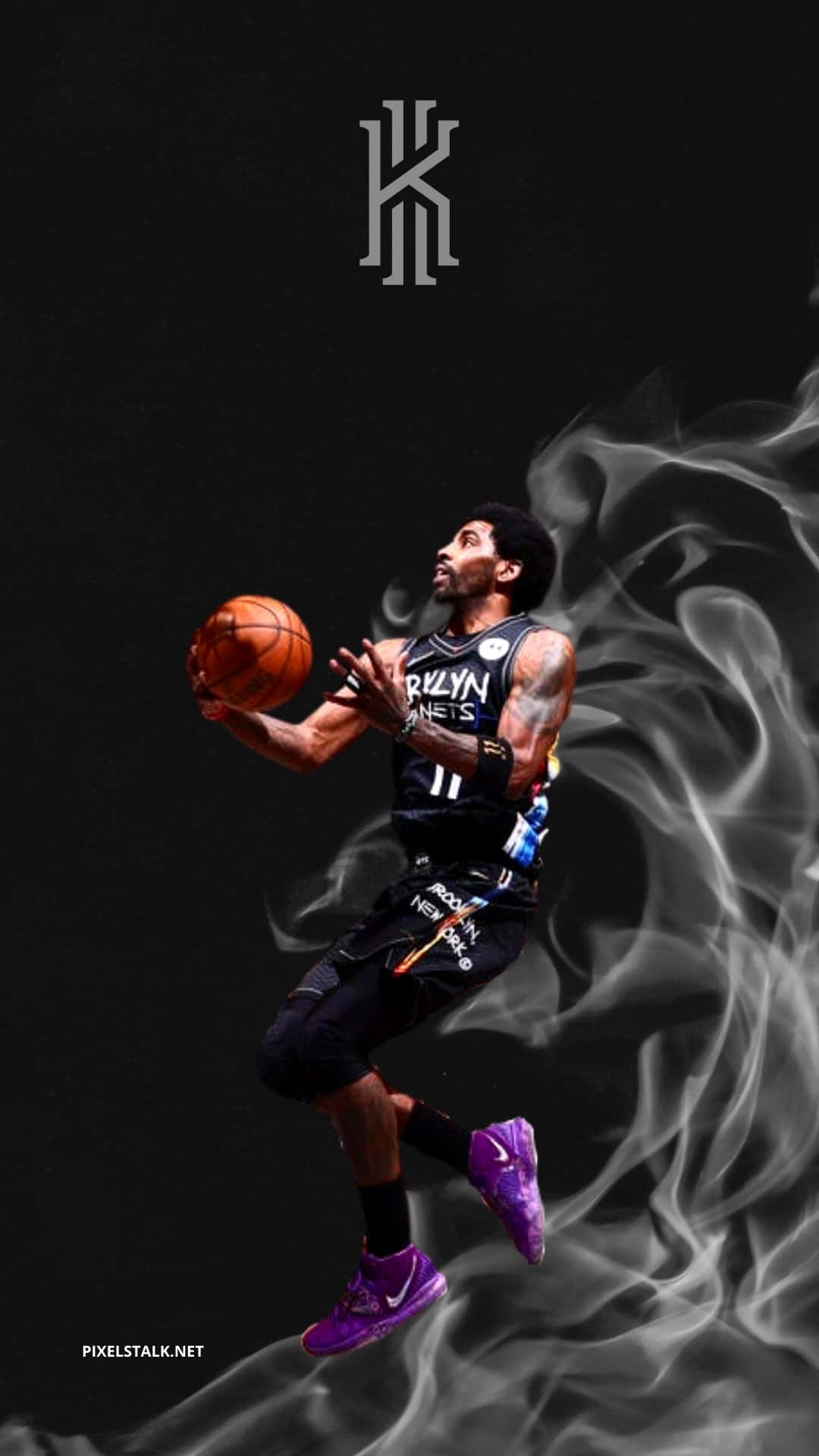 Kyrie Irving Cool 桌布 壁紙 — 一名身穿布魯克林籃網球衣的籃球運動員在黑色背景上動態跳躍，背景有旋轉煙霧和上方風格化的「K」標誌。