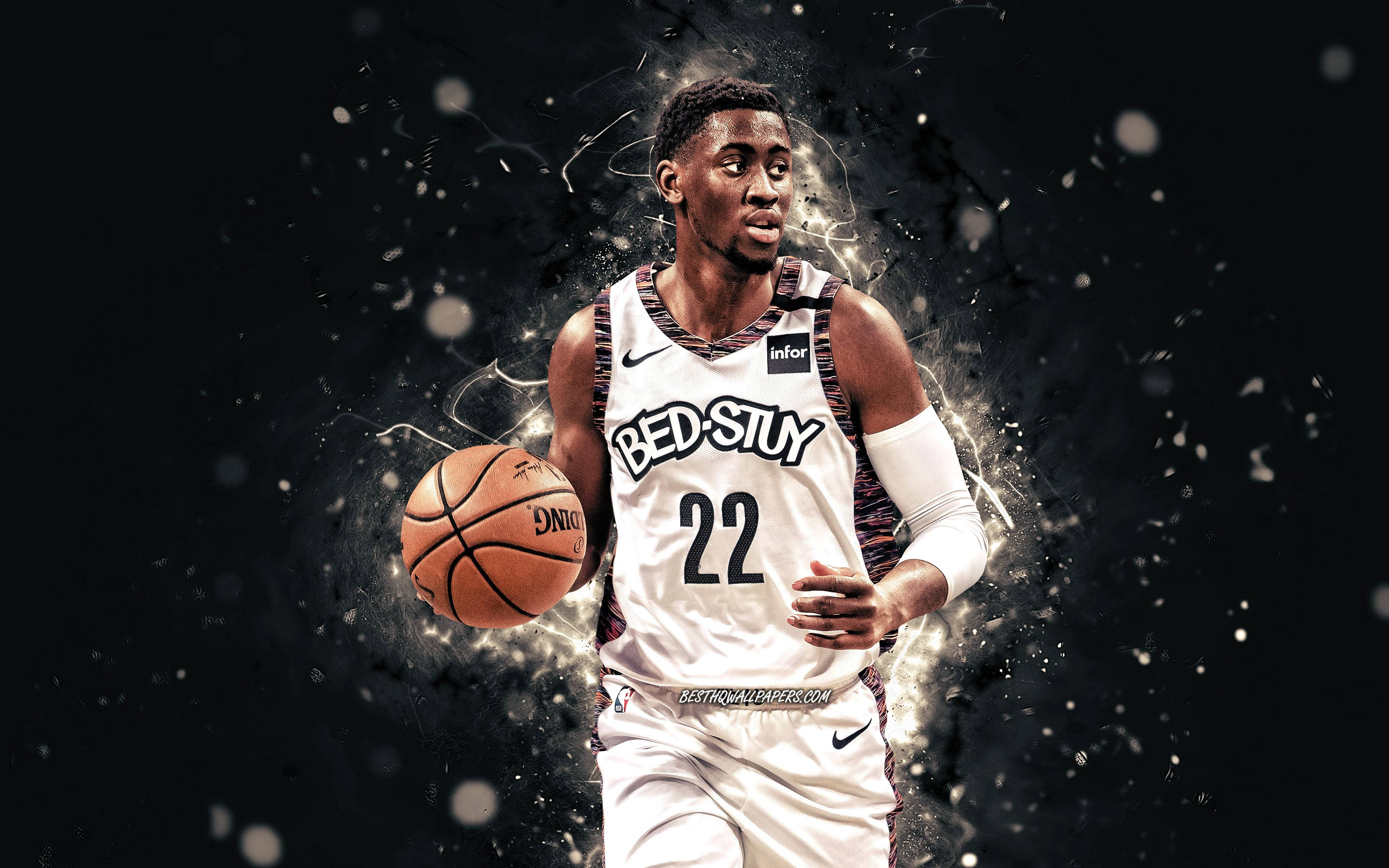 caris levert 桌布 壁紙 — 一名身穿布魯克林籃網球衣的籃球運動員在黑暗背景下，於爆炸性的光線和粒子效果中運球。