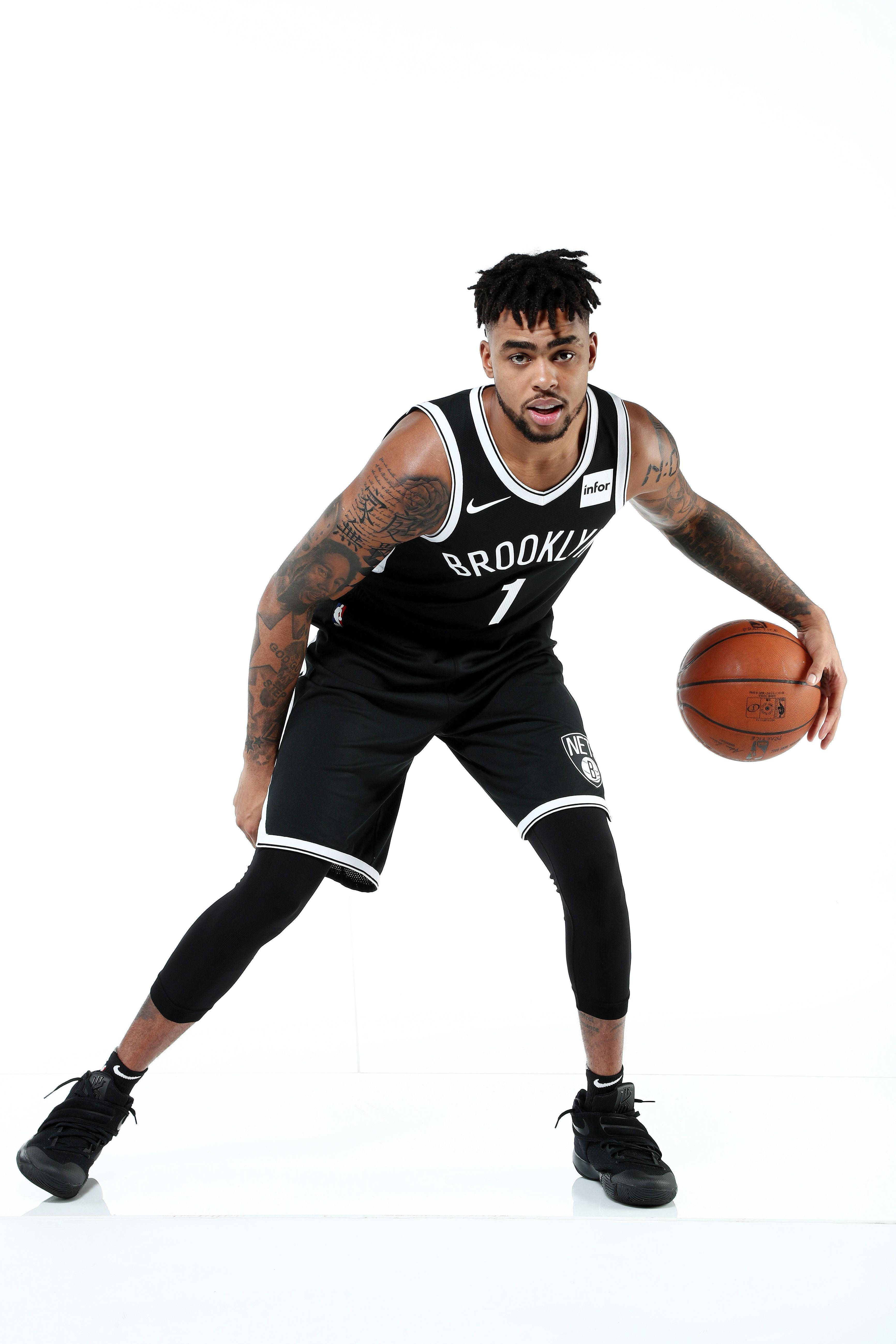NBA 桌布 壁紙 — 一名身穿布魯克林籃網球衣的籃球運動員在白色背景的攝影棚中運球。