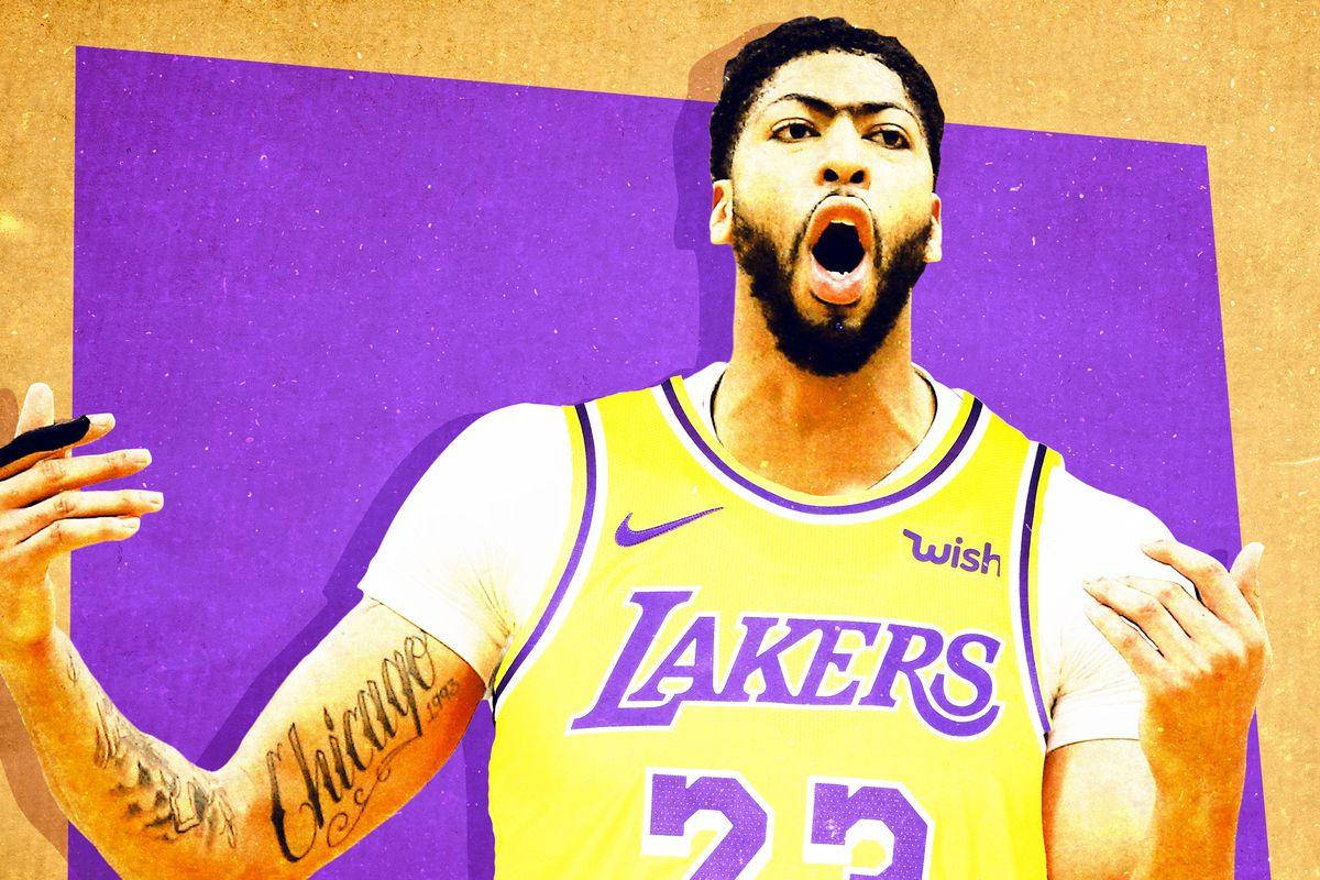 Anthony Davis 桌布 壁紙 — 一名身穿帶有紫色點綴的黃色湖人隊球衣的籃球運動員，在醒目的紫色背景前激烈咆哮。