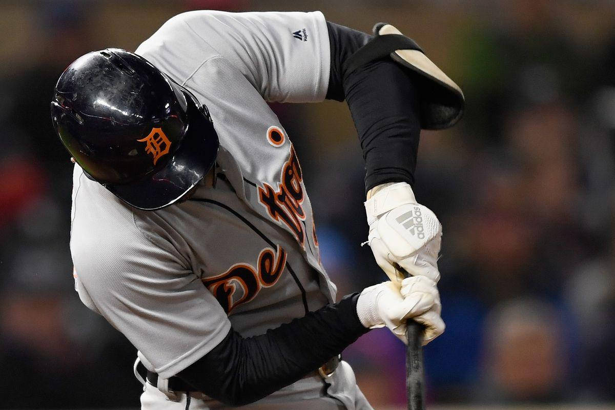 Nick Castellanos 桌布 壁紙 — 一名身穿底特律老虎隊球衣的棒球選手在夜間比賽中，於球場燈光下專注揮棒。