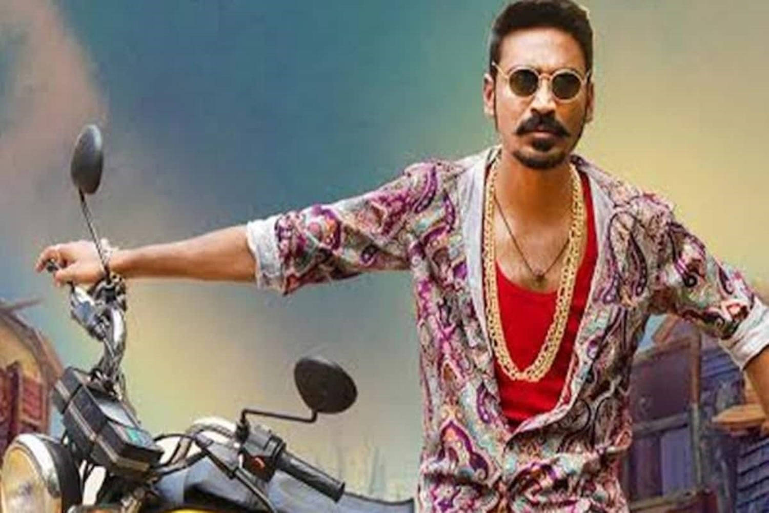 Dhanush 桌布 壁紙 — 一名身穿彩色佩斯利圖案襯衫和金色鏈條的男子，在朦朧的城市背景下自信地靠在摩托車上。