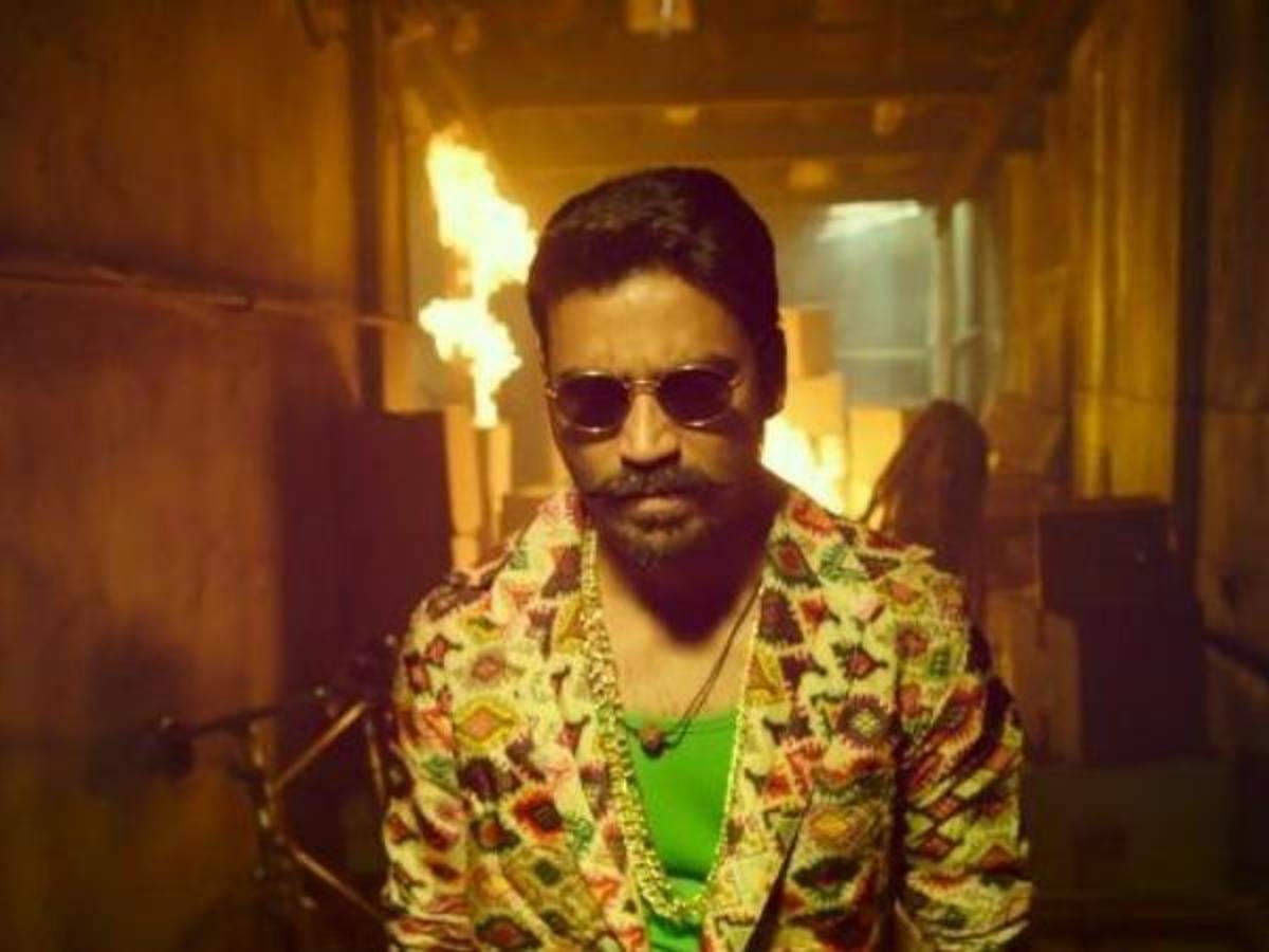 Bollywood HD 桌布 壁紙 — 一名身穿彩色圖案外套和太陽眼鏡的男子自信地站在一條光線昏暗的小巷中，身後有火焰噴發。