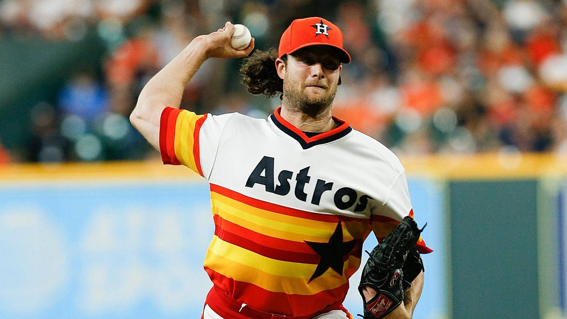 Gerrit Cole 桌布 壁紙 — 一名身穿復古太空人隊球衣的棒球投手在球場燈光下準備投球。