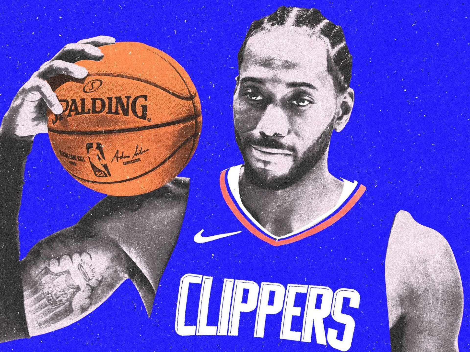 Kawhi 桌布 壁紙 — 一名身穿快艇隊球衣的籃球運動員，在鮮明的藍色背景上，手持一個 Spalding 籃球，帶有粗糙的黑白效果。