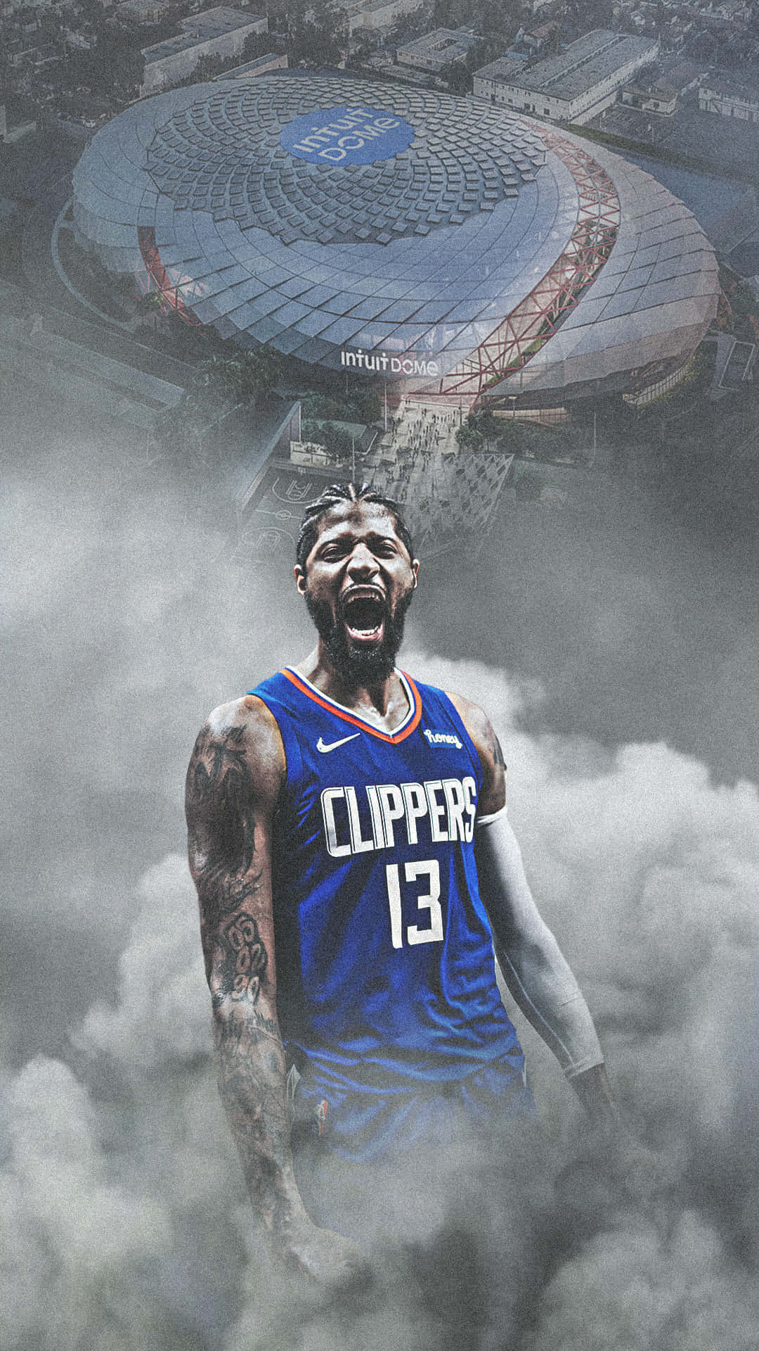 Paul George Clippers 桌布 壁紙 — 一名身穿快艇隊球衣的籃球運動員在雲層中咆哮，Intuit Dome 在上方隱現，構成戲劇性的數位合成圖。