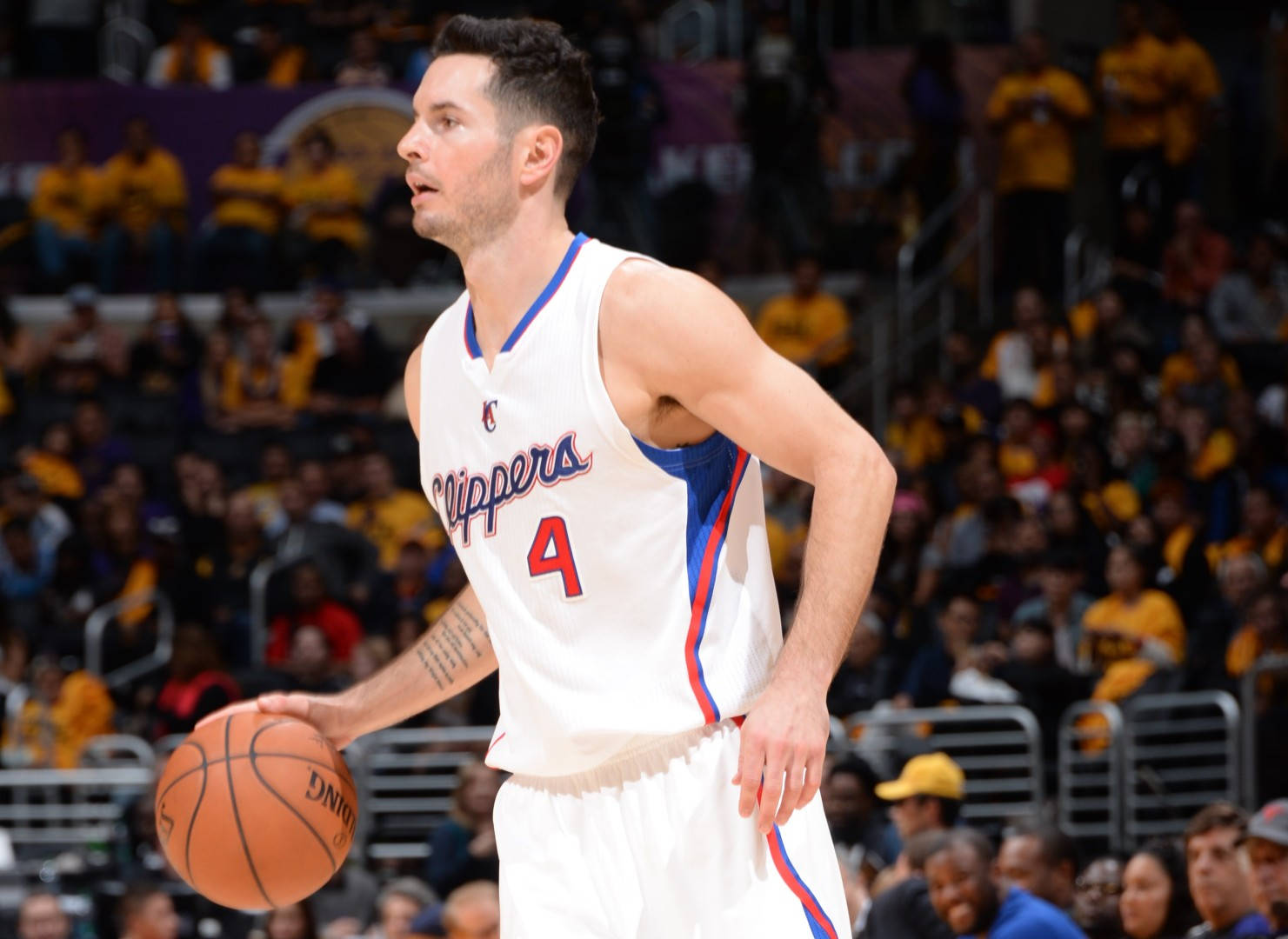 Jj Redick 桌布 壁紙 — 一名身穿快艇隊球衣的籃球運動員在比賽中專注地持球，背景是模糊的人群。