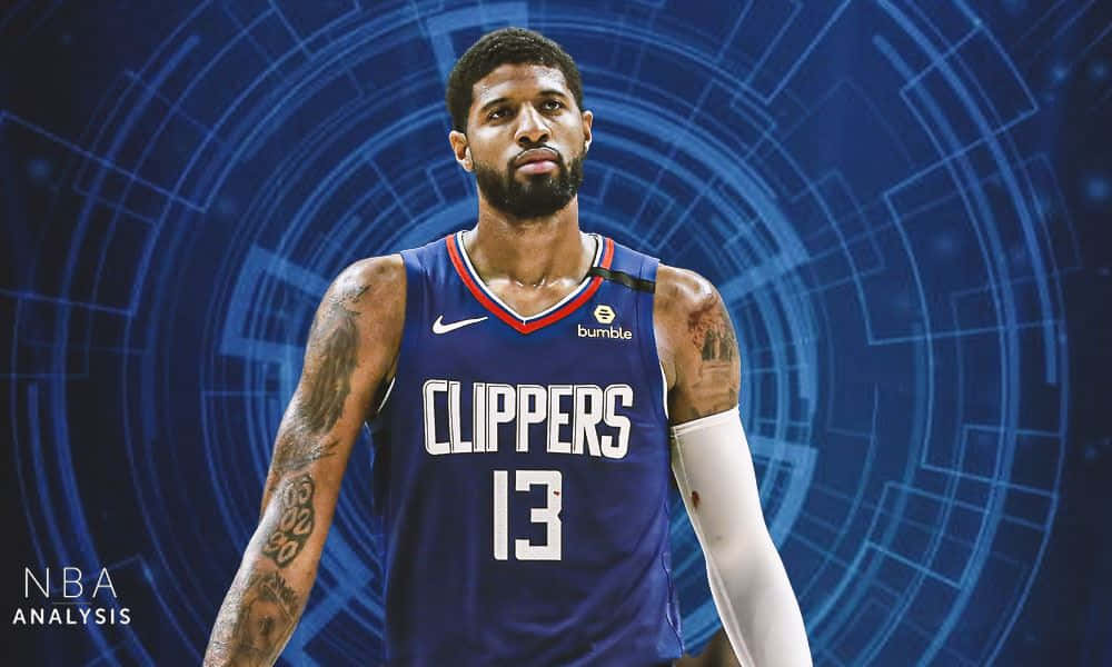 Paul George Clippers 桌布 壁紙 — 一名身穿快艇隊球衣的籃球運動員自信地站在帶有圓形科技圖案的發光藍色數位背景前。