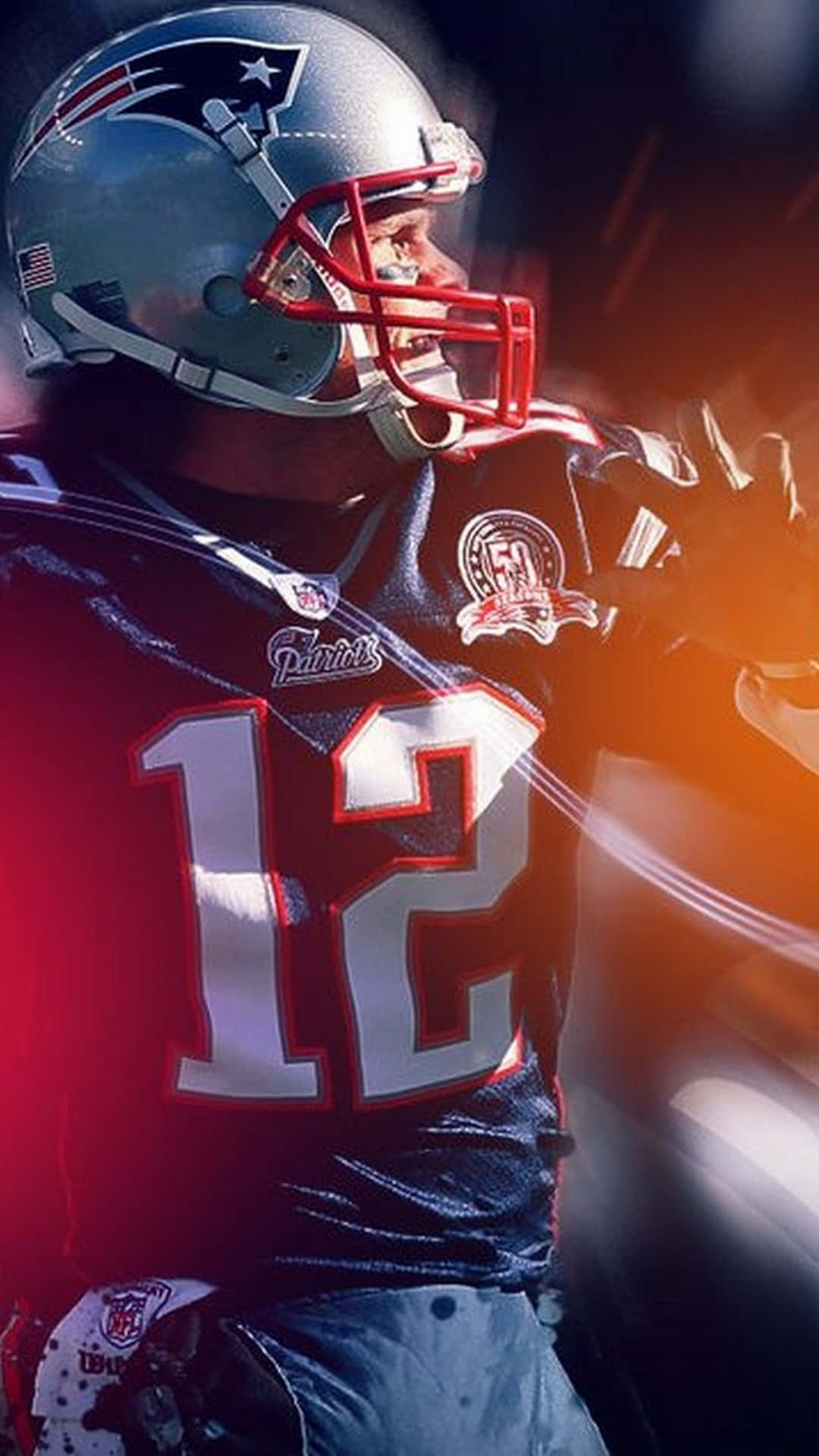 Tom Brady Goat 桌布 壁紙 — 一名身穿愛國者隊球衣、號碼12的足球運動員，在發光的橙色和紅色背景下凝視著。