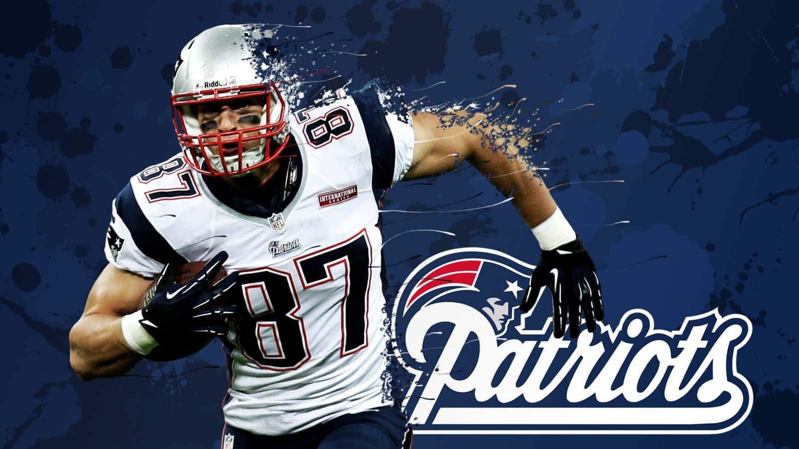 Patriots 桌布 壁紙 — 一名身穿愛國者隊球衣的動感足球運動員，在深藍色潑濺背景前全力向前衝刺。