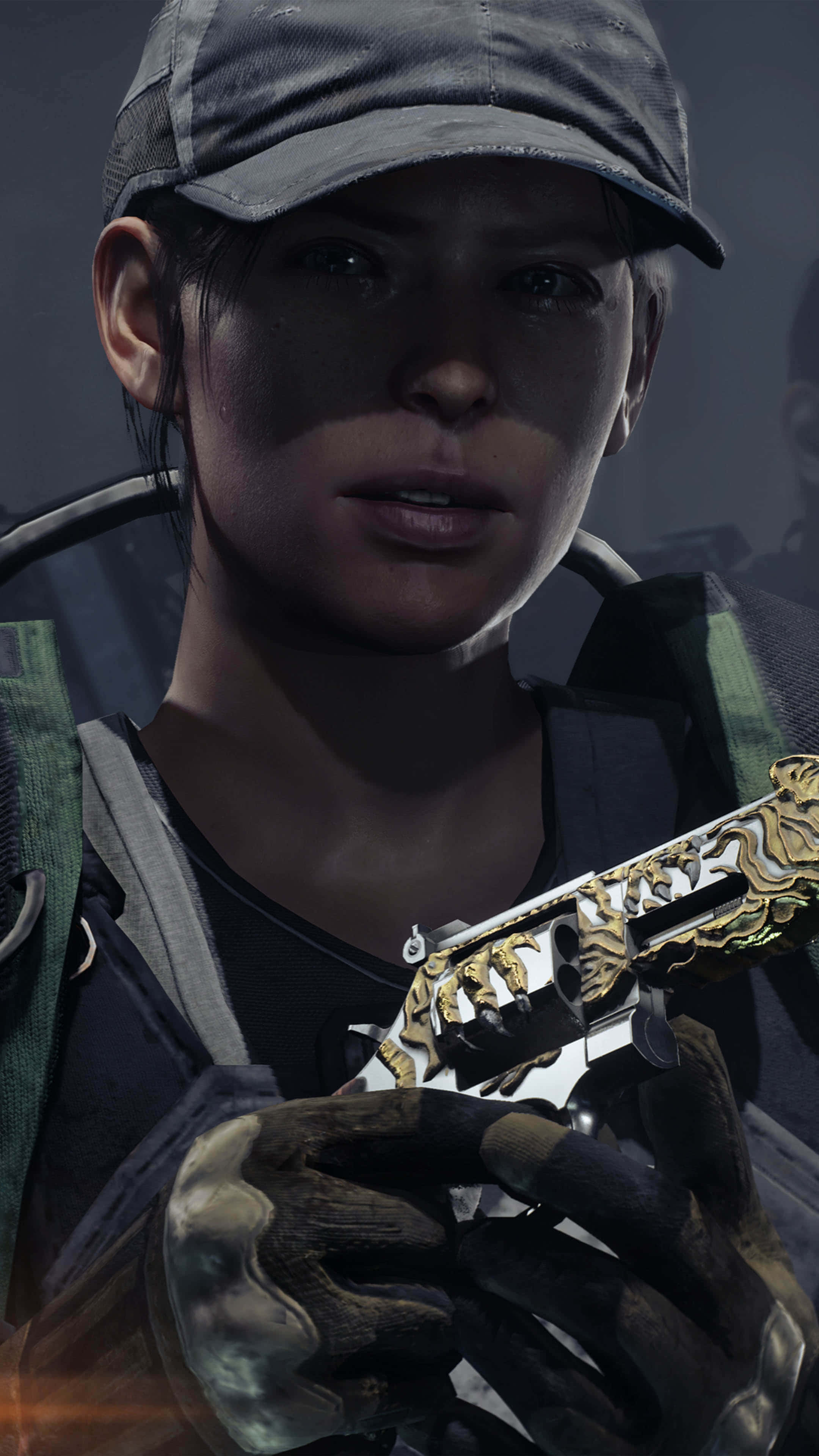 The Division 桌布 壁紙 — 一名身穿戰術裝備、意志堅定的女兵在昏暗燈光下手持金色蝕刻手槍的特寫。