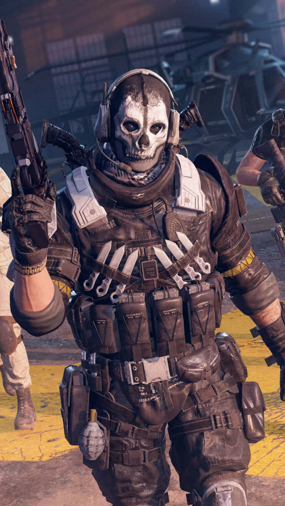 Call Of Duty Ghosts 桌布 壁紙 — 一名身穿戰術裝備、戴著骷髏面具的士兵在粗獷的軍事基地中持步槍準備就緒。