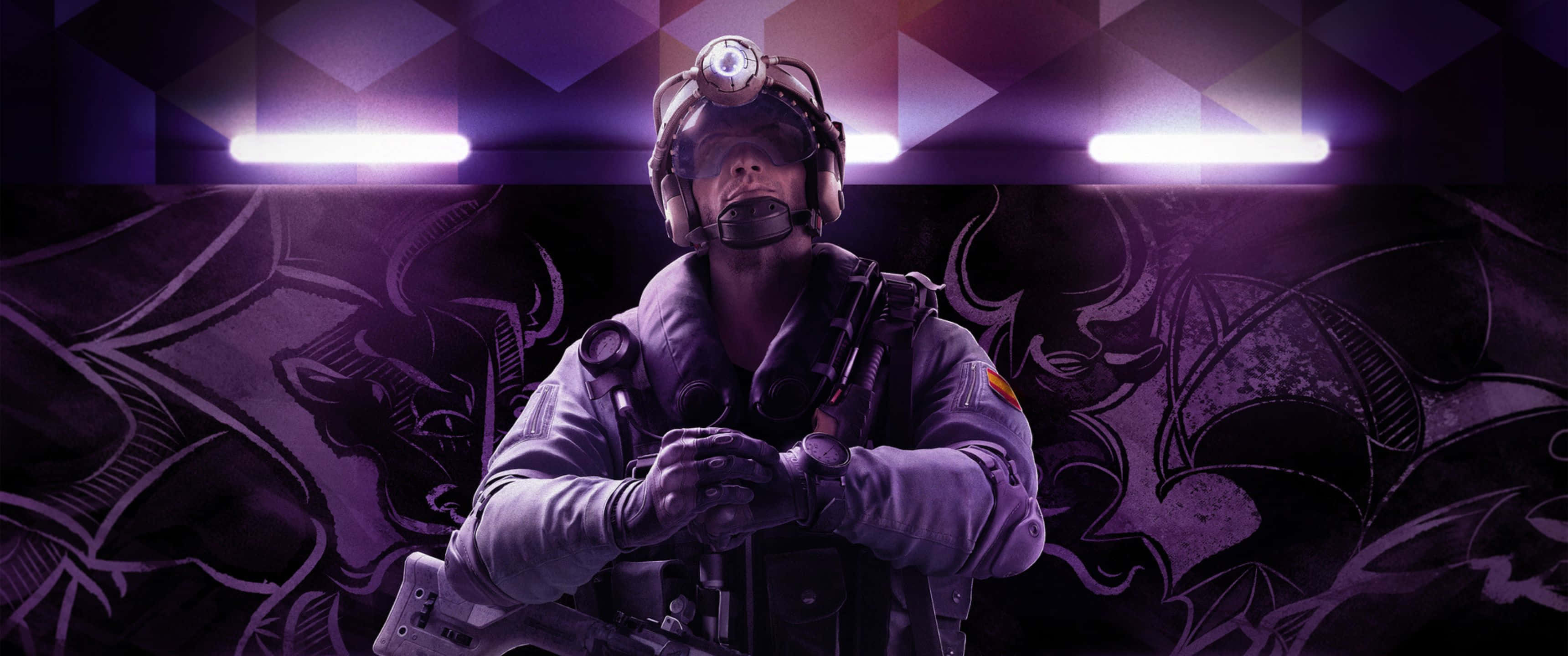 3440x1440p Rainbow Six Siege 桌布 壁紙 — 一名身穿戰術裝備、頭盔帶燈的士兵，在發光的紫色燈光下，以黑暗的塗鴉牆為背景站立。