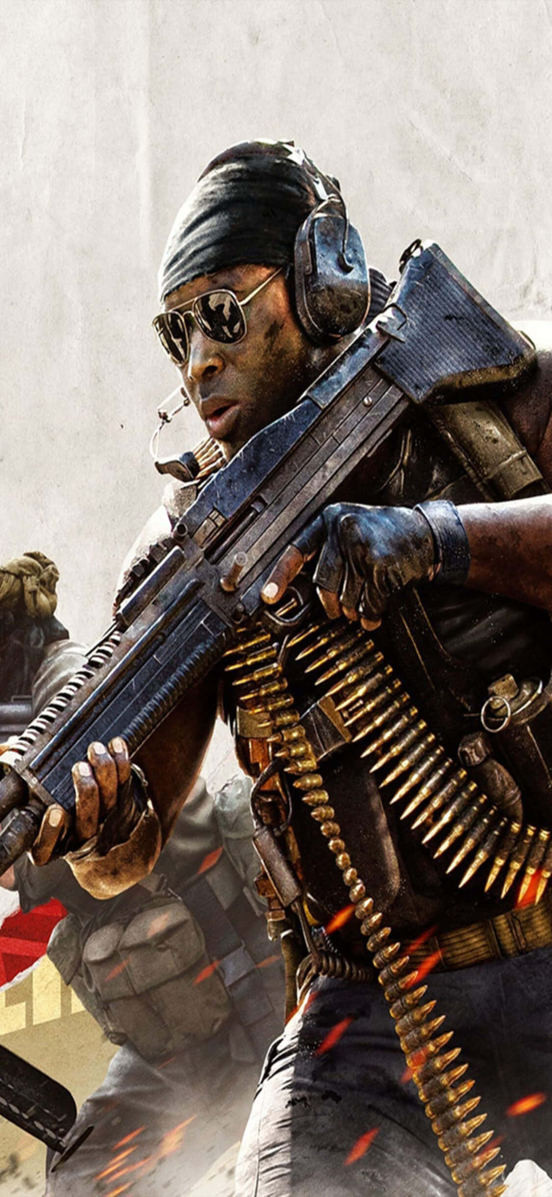 Call Of Duty Black Ops Cold War 桌布 壁紙 — 一名身穿戰術裝備和太陽眼鏡的士兵，在粗糙的混凝土背景下，握著一把帶有發光彈藥帶的重機槍。