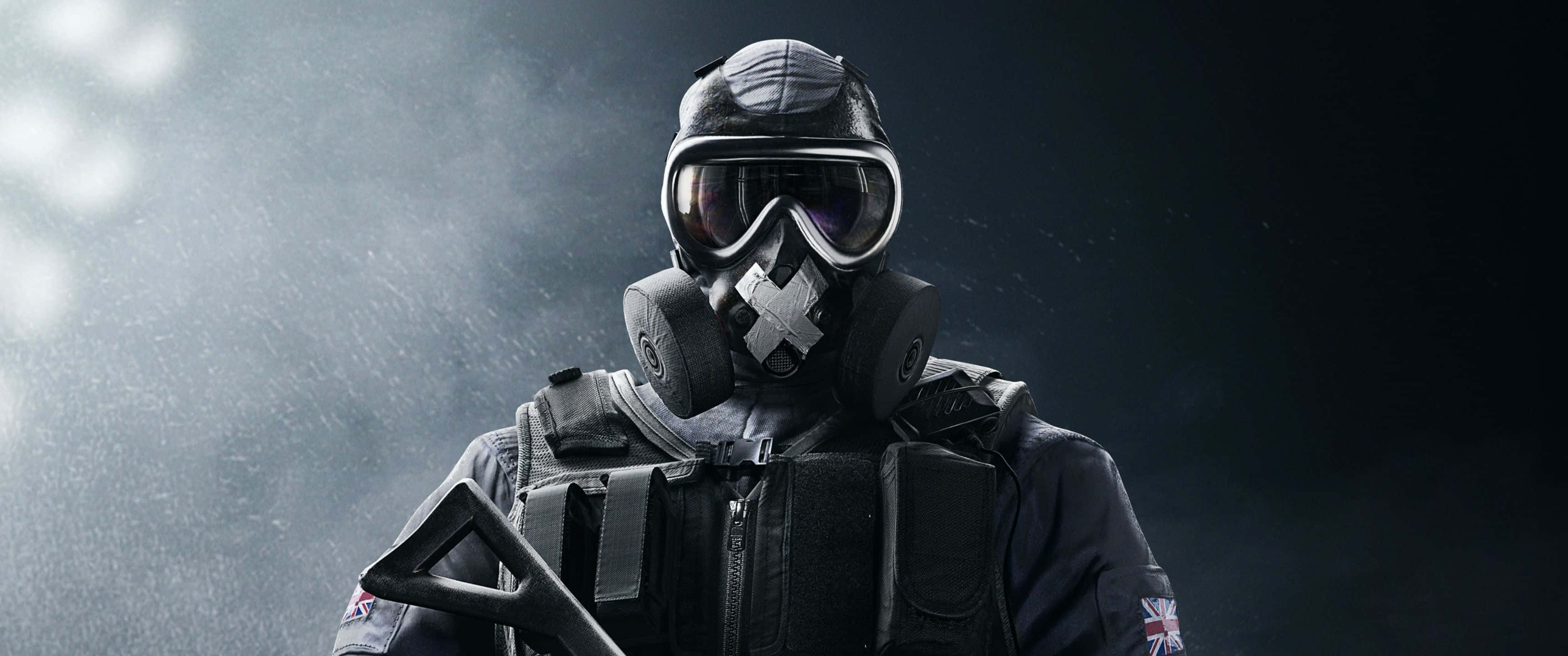 3440x1440p Rainbow Six Siege 桌布 壁紙 — 一名身穿戰術裝備和防毒面具的士兵站在迷霧黑暗的環境中，手持武器。