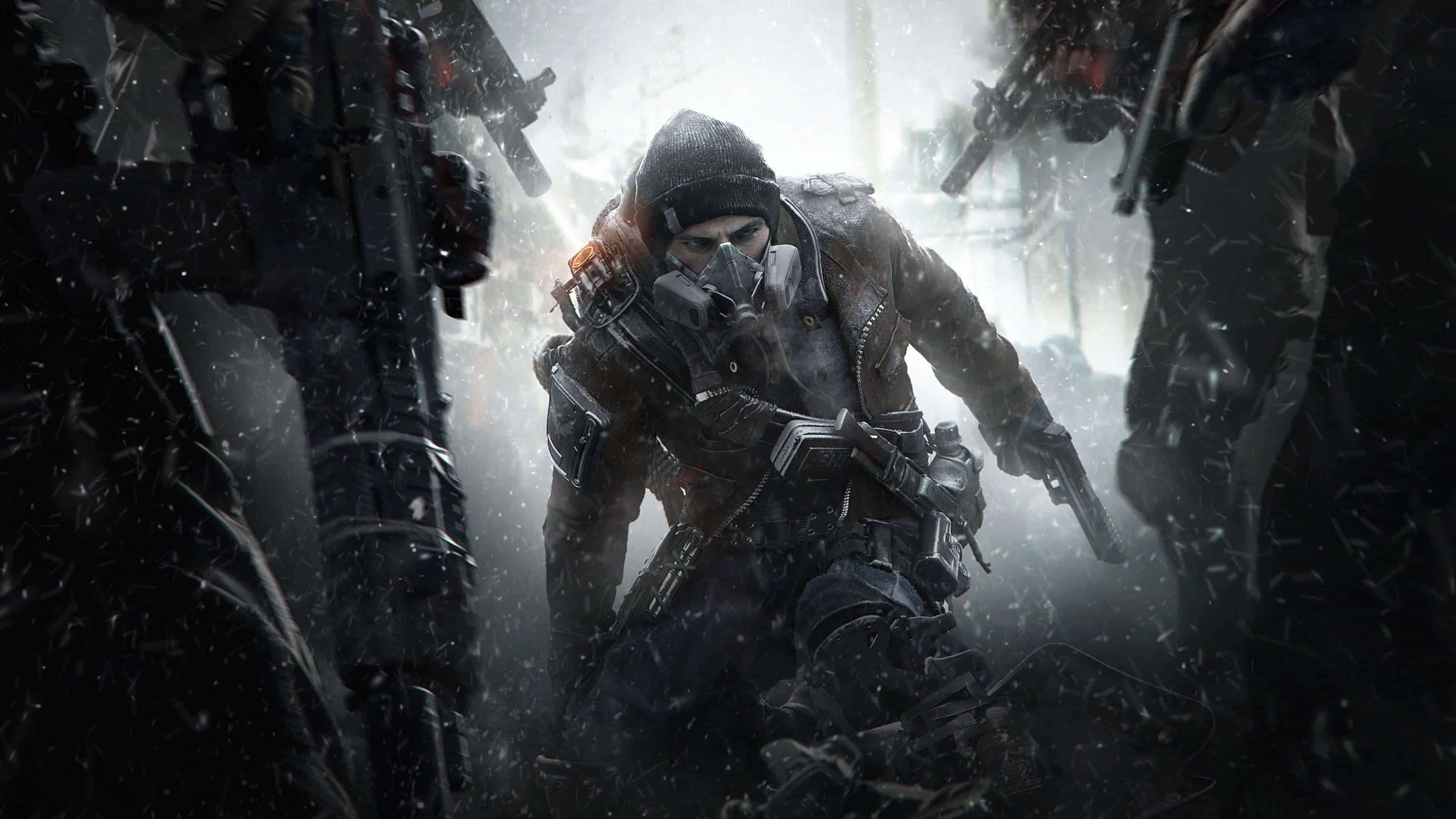 The Division 2 4K 桌布 壁紙 — 一名身穿戰術裝備和防毒面具的士兵，在武裝同袍的包圍下，穿越雪地戰場前進。