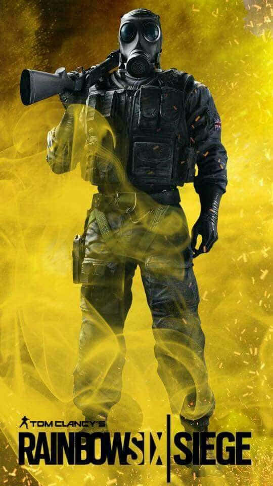 Rainbow Six Siege Thatcher 桌布 壁紙 — 一名身穿戰術裝備和防毒面具的士兵，在發光的黃色煙霧背景下手持狙擊步槍。