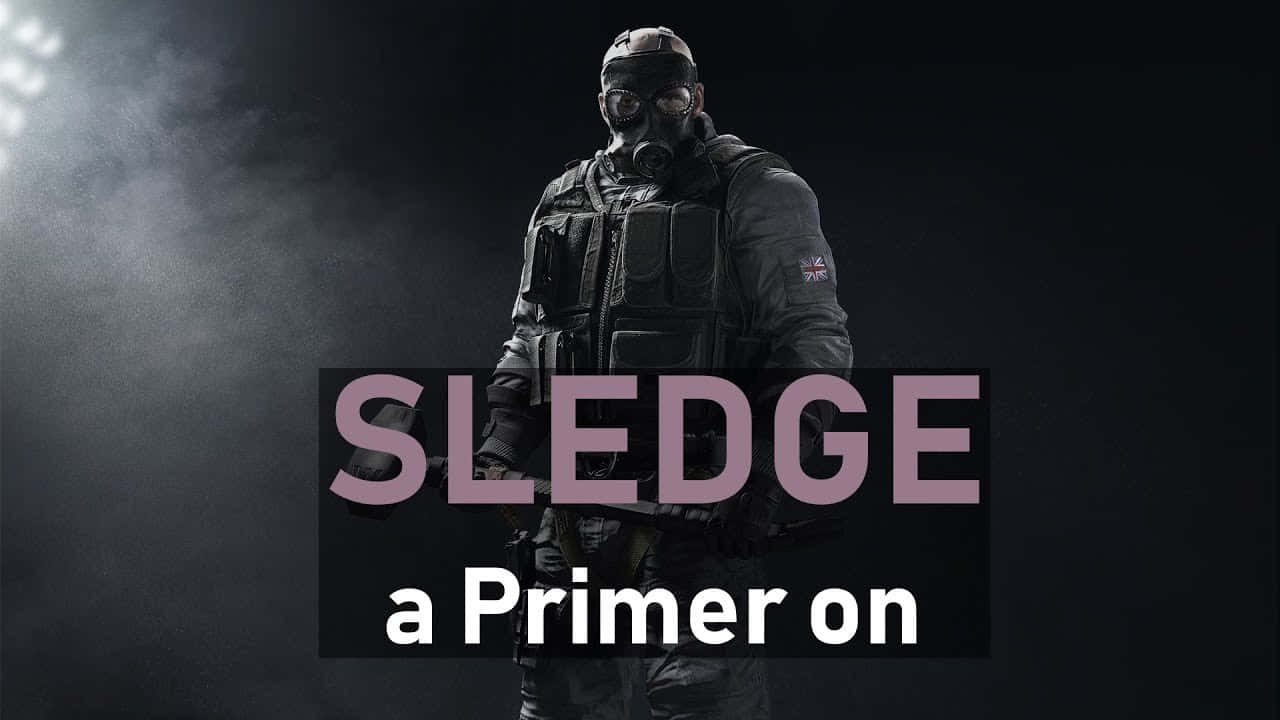 Rainbow Six Siege Sledge 桌布 壁紙 — 一名身穿戰術裝備和防毒面具的士兵站在煙霧瀰漫的黑暗中，處於聚光燈下，並覆蓋有文字'SLEDGE a Primer on'。