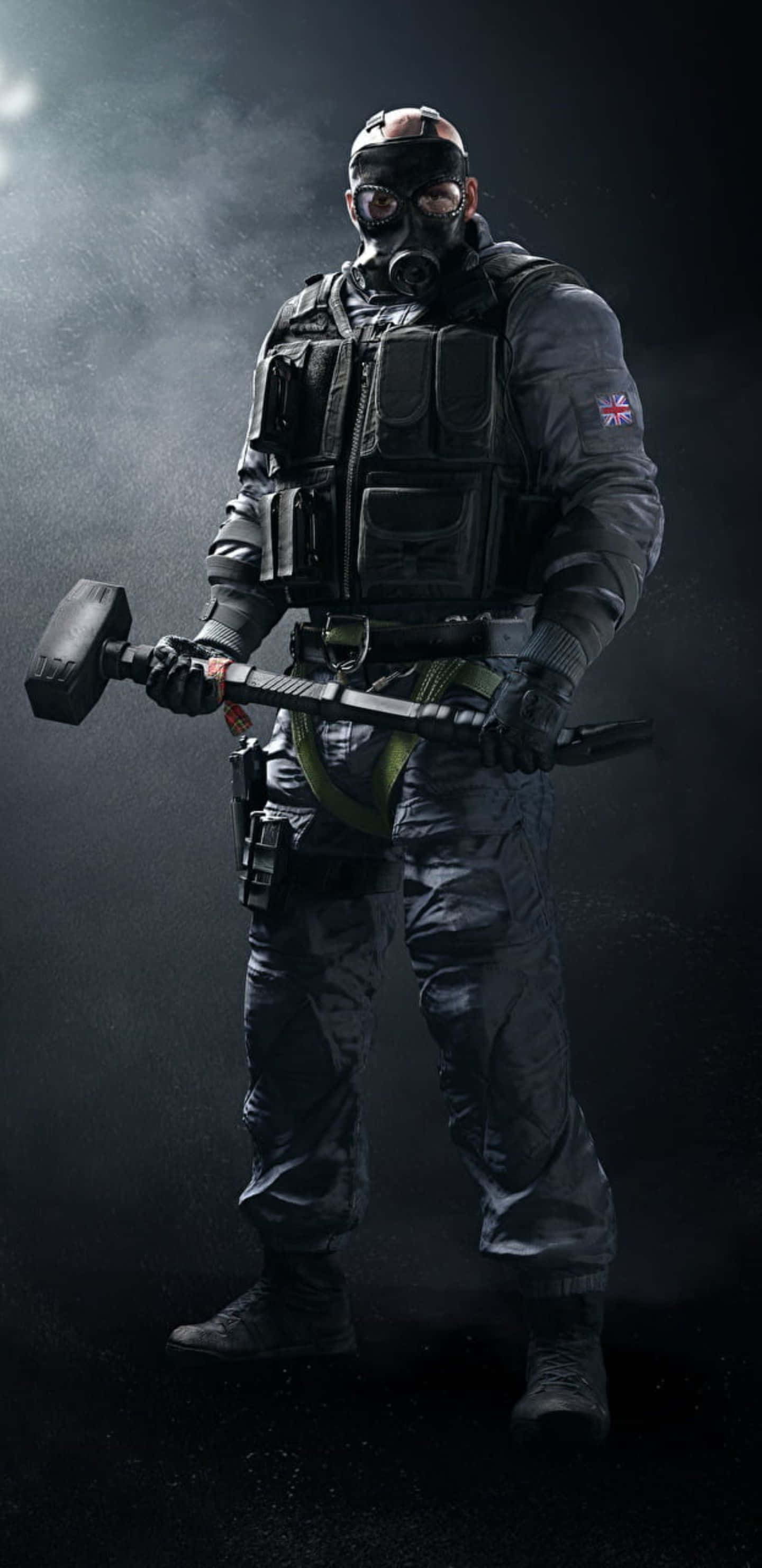 Pixel 3xl Rainbow Six Siege 桌布 壁紙 — 一名身穿戰術裝備和防毒面具的重武裝士兵，在戲劇性的聚光燈煙霧中手持大錘。