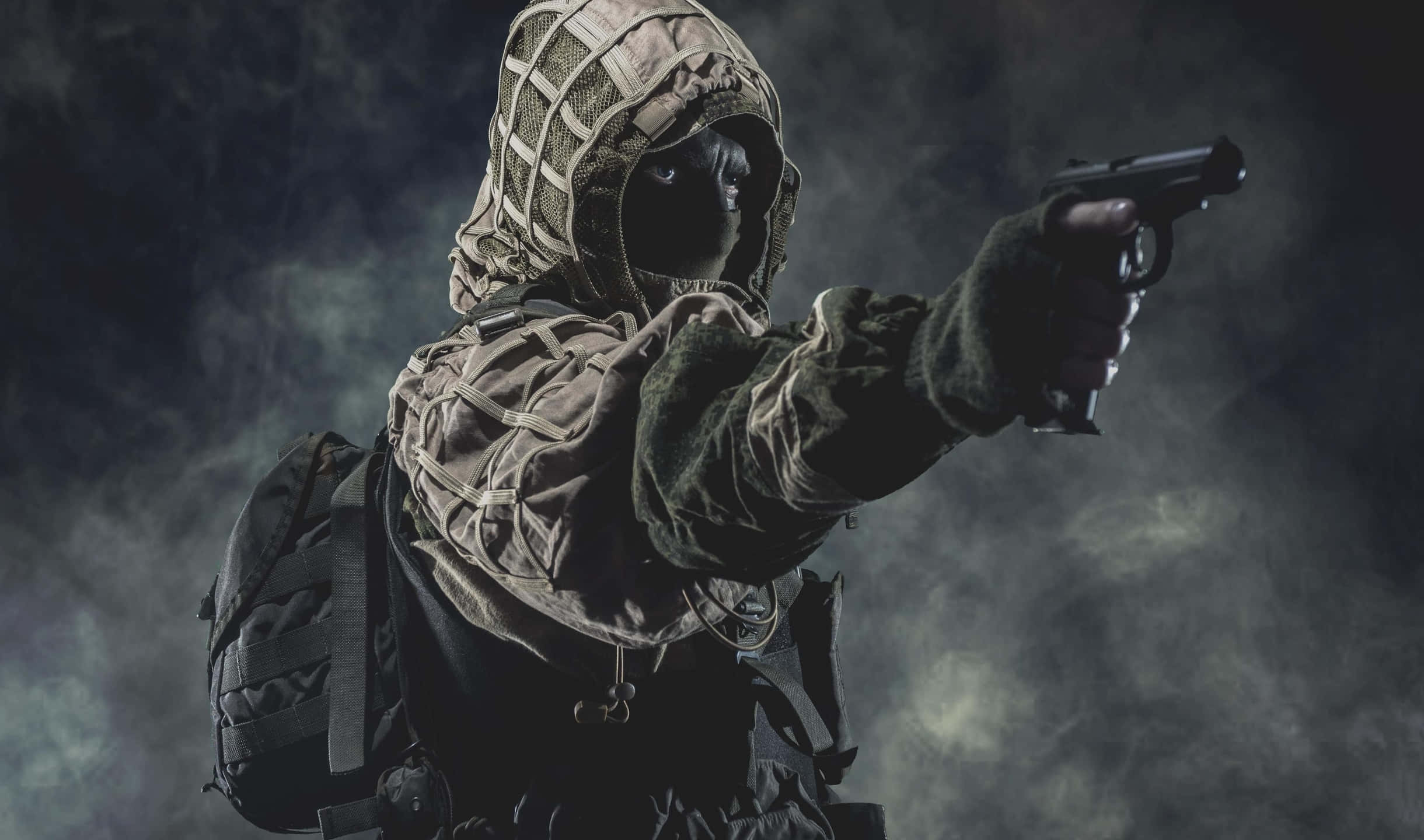 2440x1440 Rainbow Six Siege 桌布 壁紙 — 一名身穿戰術裝備和頭套的士兵，在煙霧瀰漫的黑暗背景下，專注地瞄準手槍。