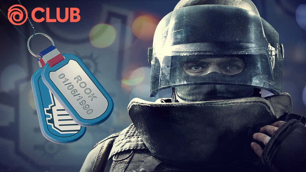 Rainbow Six Siege Rook 桌布 壁紙 — 一名身穿戰術裝備和頭盔的士兵，在模糊的城市背景下，緊握著刻有「ROOK 01/06/1990」的軍籍牌，眼神銳利。