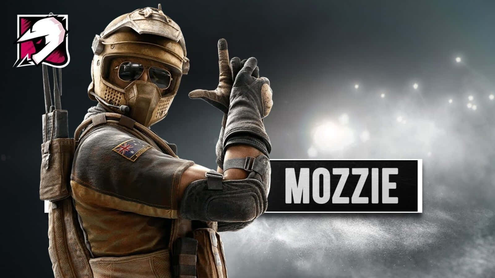 Rainbow Six Siege Mozzie 桌布 壁紙 — 一名身穿戰術裝備和頭盔的士兵，在煙霧瀰漫的戰場背景下，閃爍的燈光中做出和平手勢。