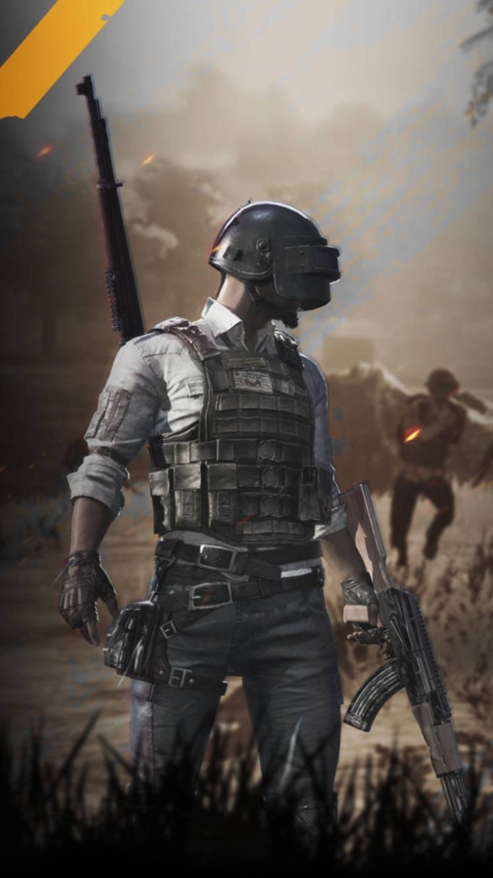 pubg mobile 桌布 壁紙 — 一名身穿戰術裝備和頭盔的士兵站在煙霧瀰漫的戰場上，手持步槍，背後迷霧中可見另一名戰鬥人員。