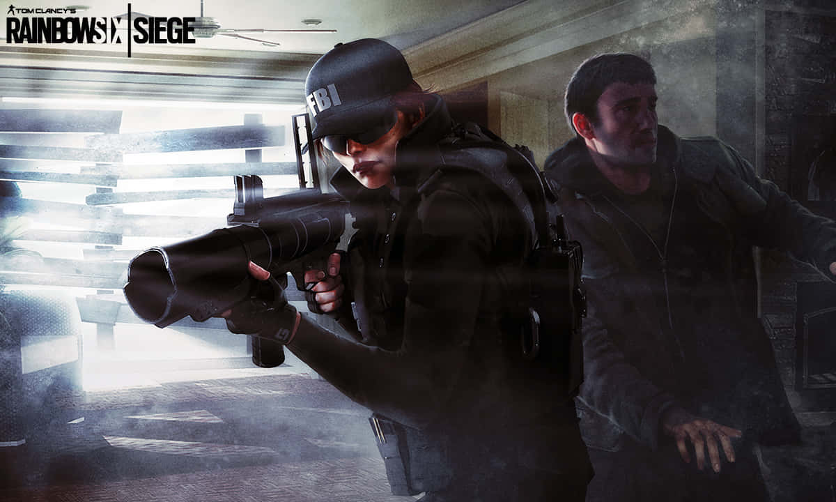Rainbow Six Siege Ash 桌布 壁紙 — 一名身穿戰術裝備的FBI探員瞄準火箭發射器，一名男子蹲在她旁邊，身處光線昏暗的城市小巷。