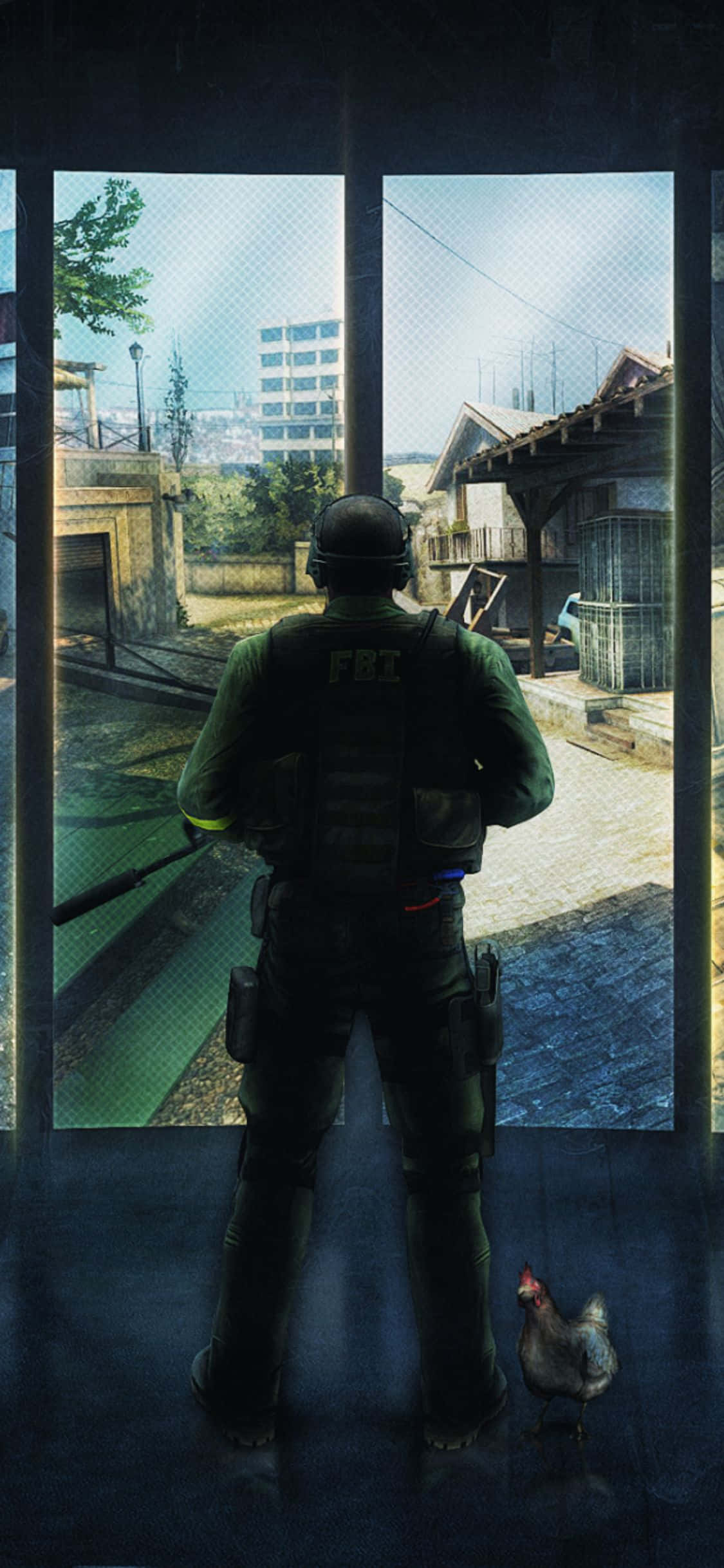 iPhone X Counter-strike Global Offensive 桌布 壁紙 — 一名身穿戰術裝備的FBI探員站在昏暗的房間內，透過窗戶望向陽光普照的城市小巷，附近有一隻雞在走動。