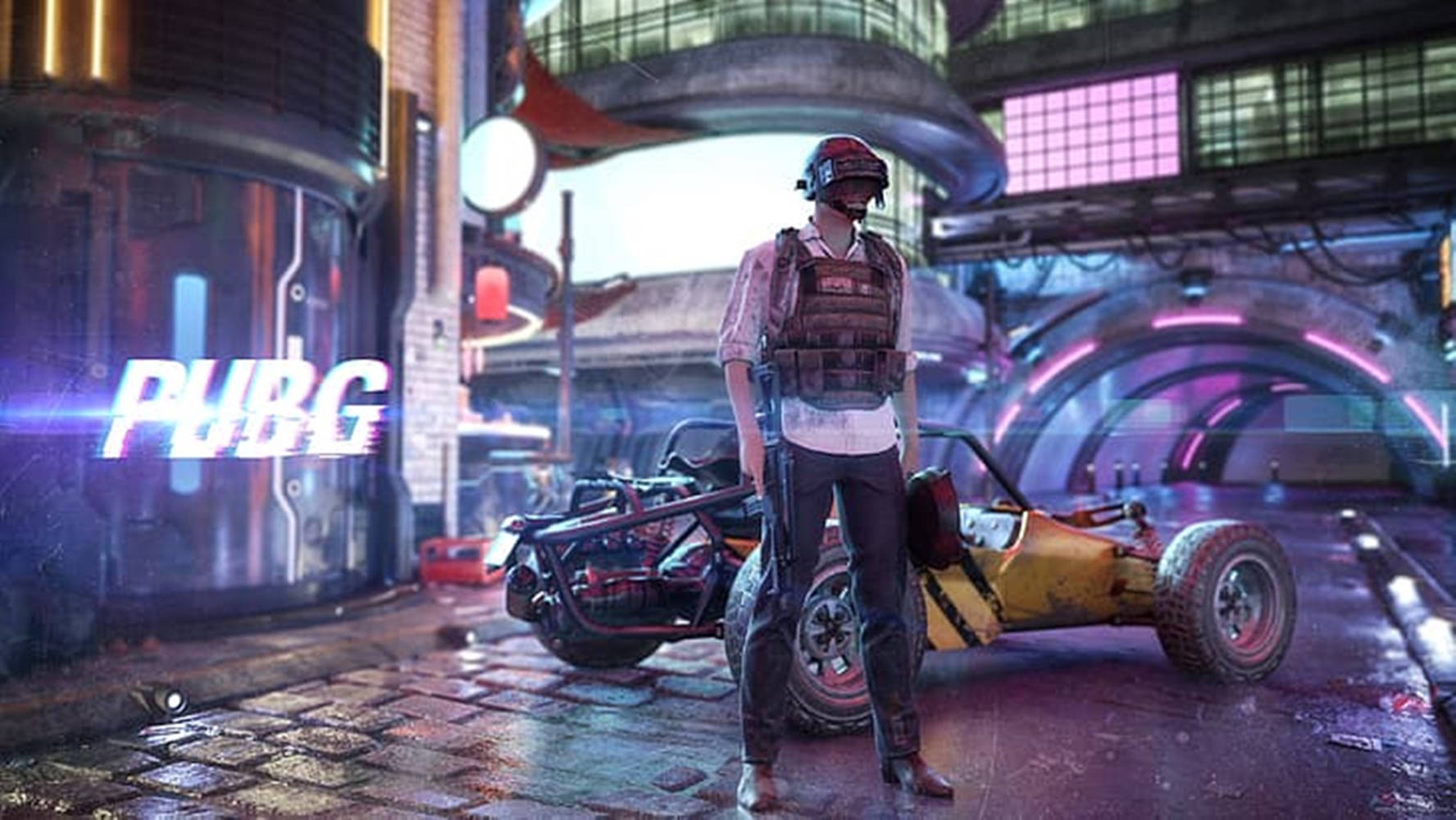 絕地求生 桌布 壁紙 — 一名身穿戰術裝備的PUBG玩家在夜晚站在霓虹燈照亮的未來都市小巷中，旁邊是一輛黃色沙灘車。