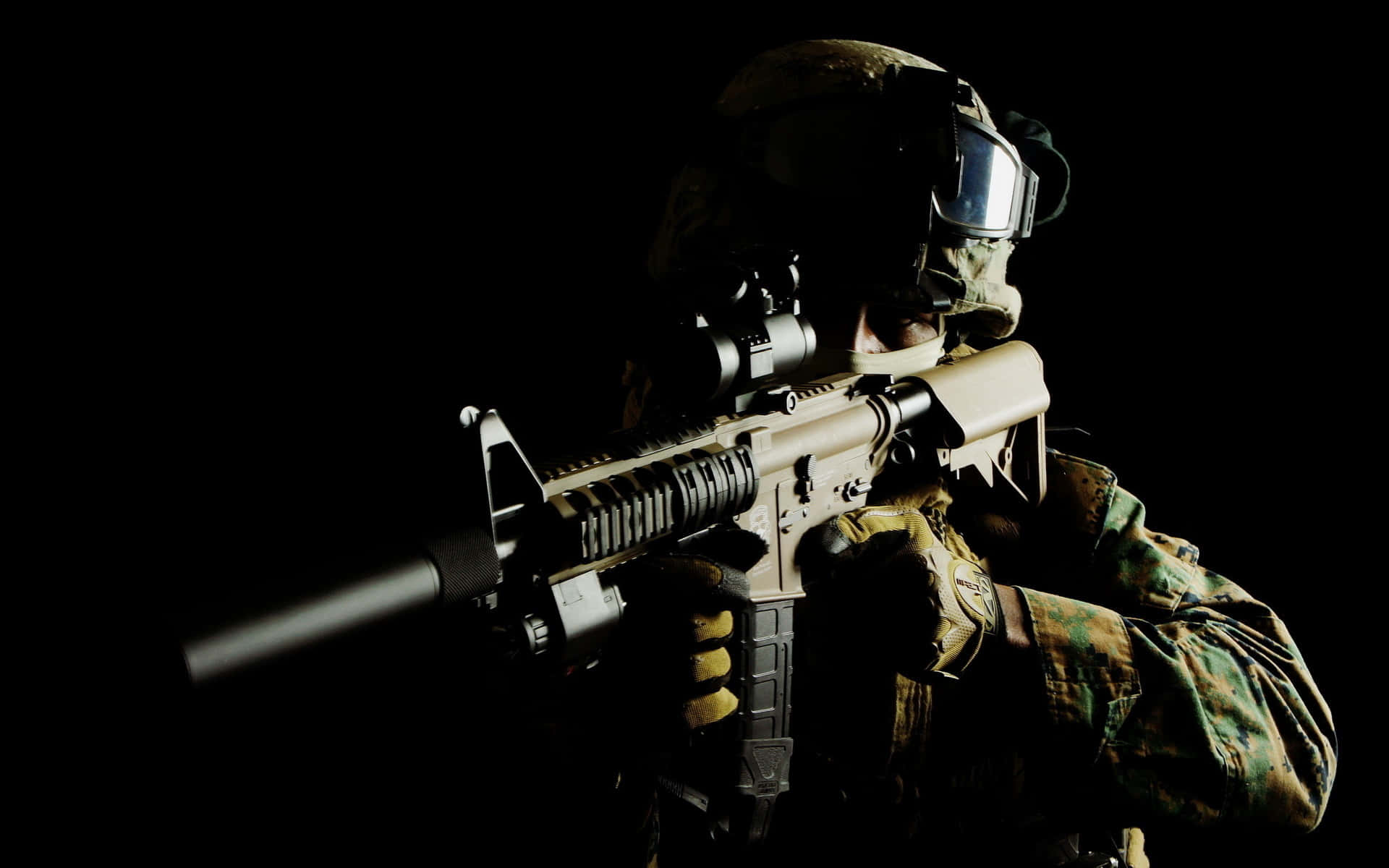 soldier 桌布 壁紙 — 一名身穿戰術裝備的士兵，在純黑背景下以高度專注瞄準步槍。