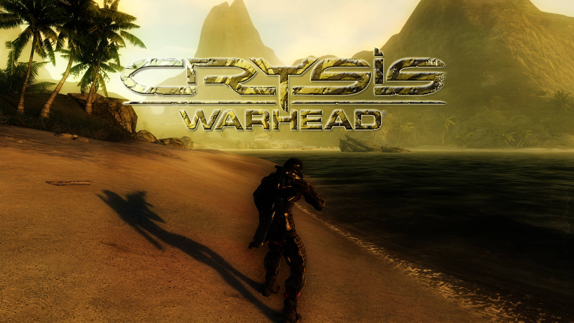 Crysis Warhead 桌布 壁紙 — 一名身穿戰術裝備的士兵，在金色夕陽下沿著熱帶海灘行走，周圍有棕櫚樹和霧氣繚繞的山巒。
