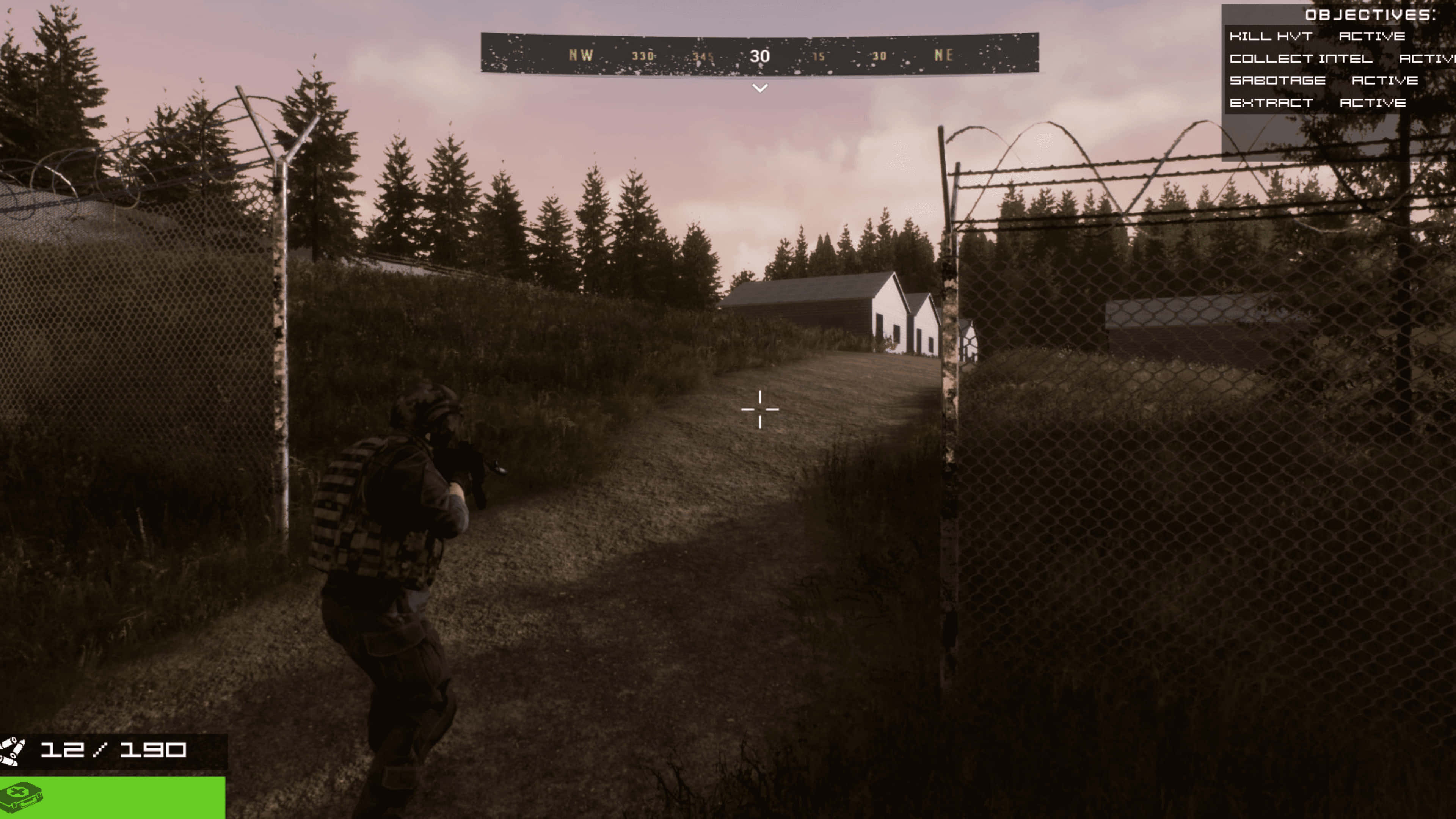 Dayz Mod 桌布 壁紙 — 一名身穿戰術裝備的士兵，穿過有圍欄的戶外區域，向著遠處一座白色建築物前進，天空昏暗。